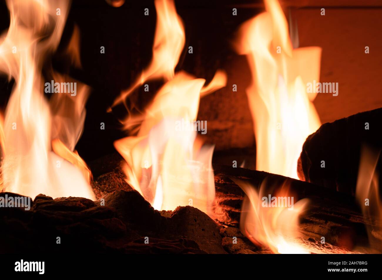 Blur glühende Kohle in den heißen roten Farbe anmelden. Nahaufnahme von Brennholz brennen in den Kamin Konzept. Orange bokeh vom Feuer. Stockfoto
