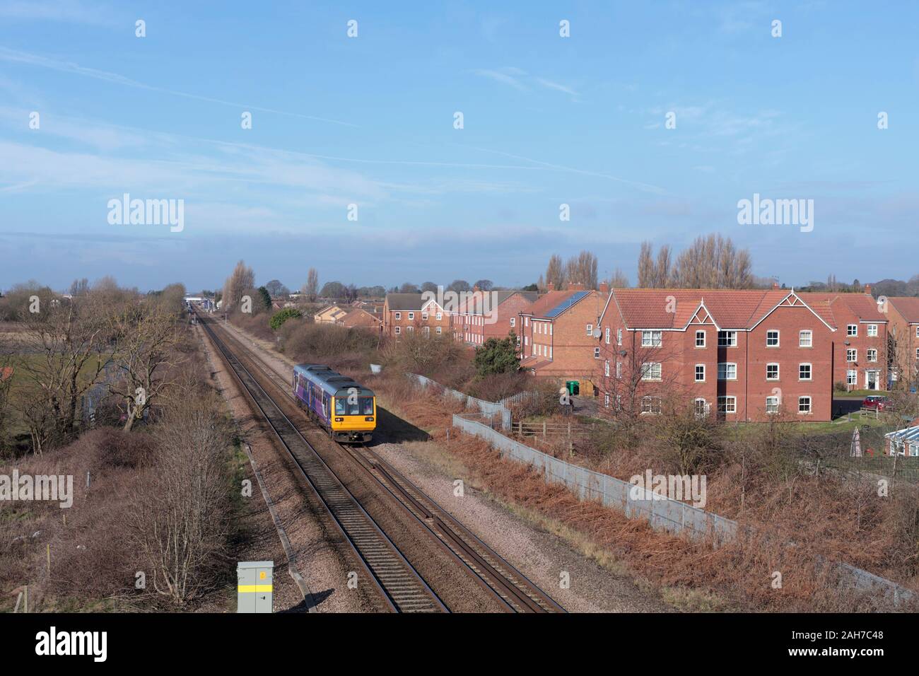 Arriva Northern Rail Class 142 pacer Zug 142086 vorbei Brough, (westlich von Hull) mit einem Sheffield nach Hull Zug Stockfoto