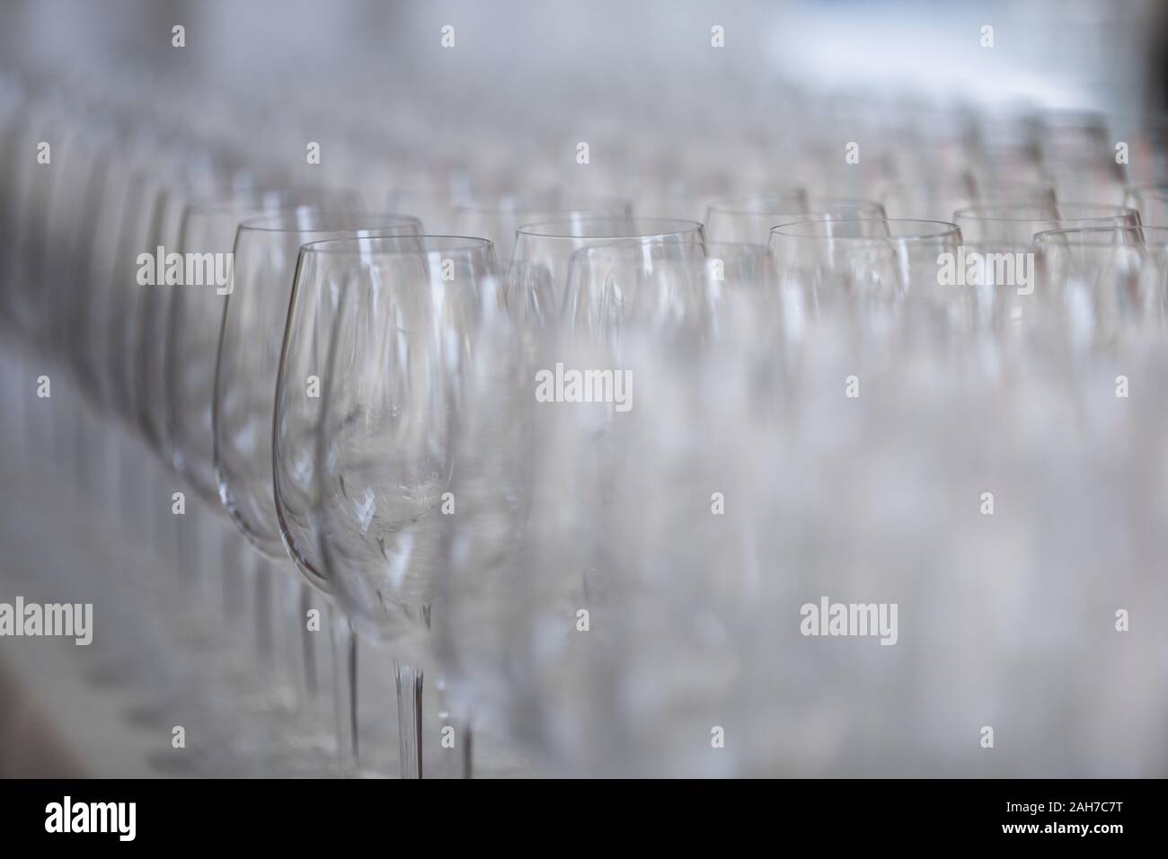 Nahaufnahme einer Reihe von Reihen von Kelchen gesäumt Für eine Hochzeitsfeier Stockfoto
