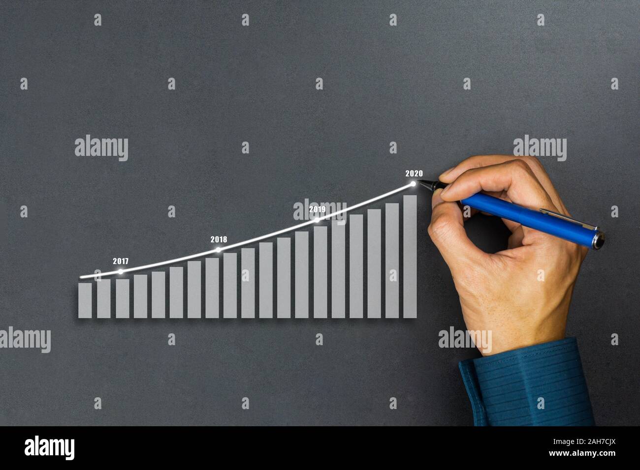Geschäftsmann Zeichnung Grafik line Jahr wachsenden Graph. Beschreiben der Organisation management plan oder Unternehmen und Entwicklung Richtlinien. Zeigt busin Stockfoto