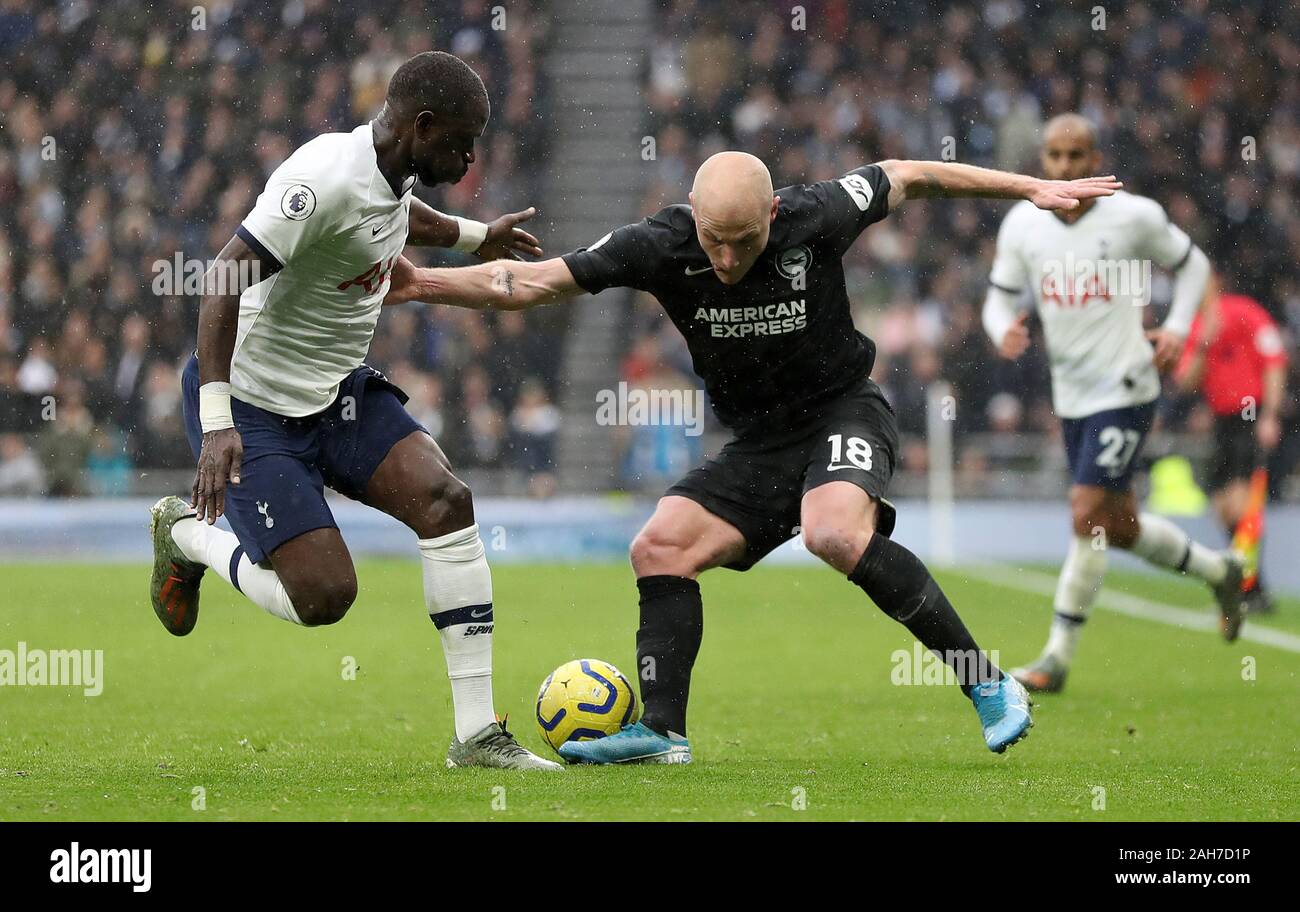 Tottenham Hotspur von Moussa Sissoko (links) und Brighton und Hove Albion Aaron Mooy Kampf um den Ball während der Premier League Match an der Tottenham Hotspur Stadium, London. Stockfoto