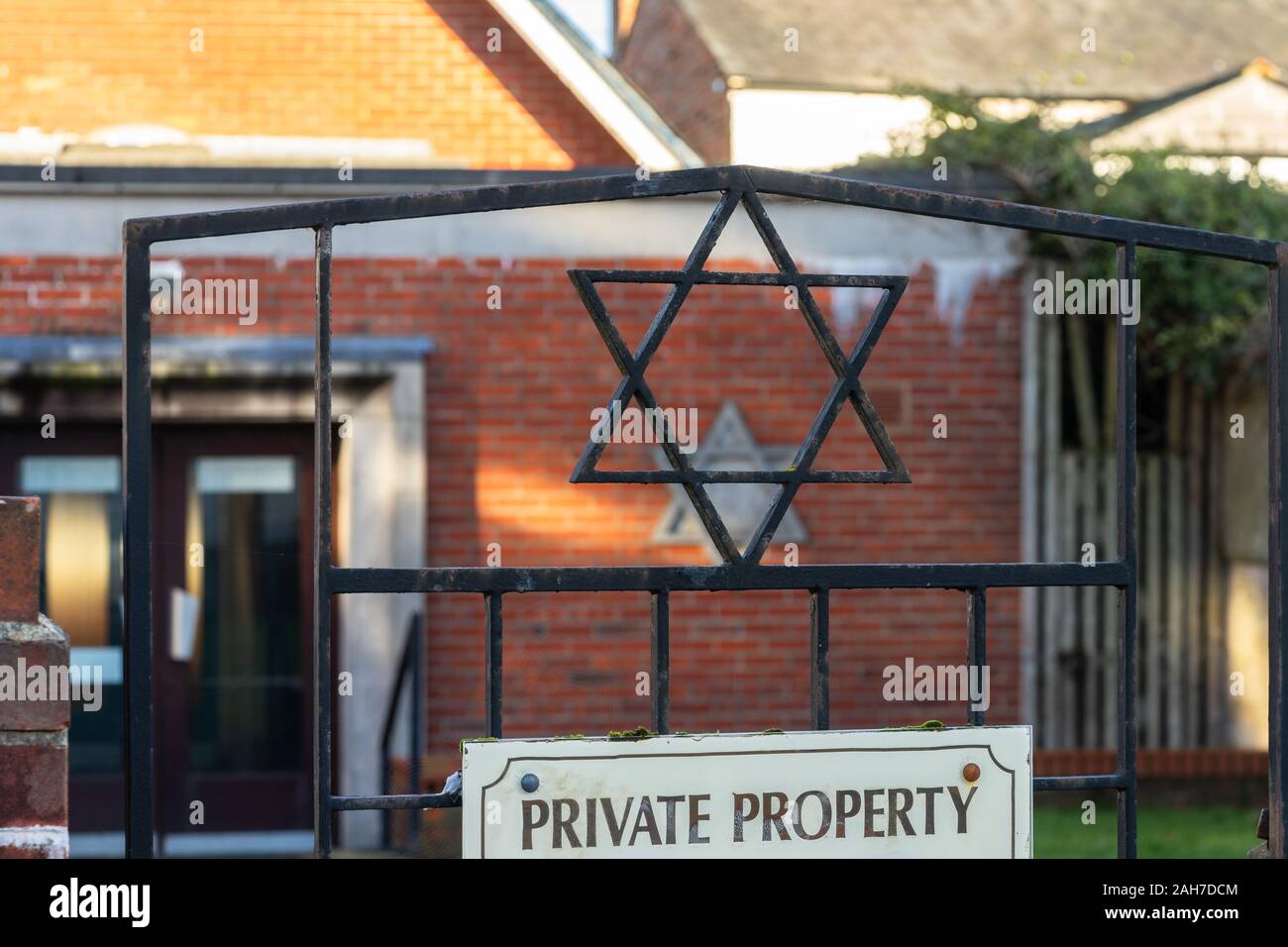 David Stern und privatem Eigentum Schild am Eingang des Southampton Hebräisch Congegration Synagoge entlang Mordaunt, Southampton, England, Großbritannien Stockfoto