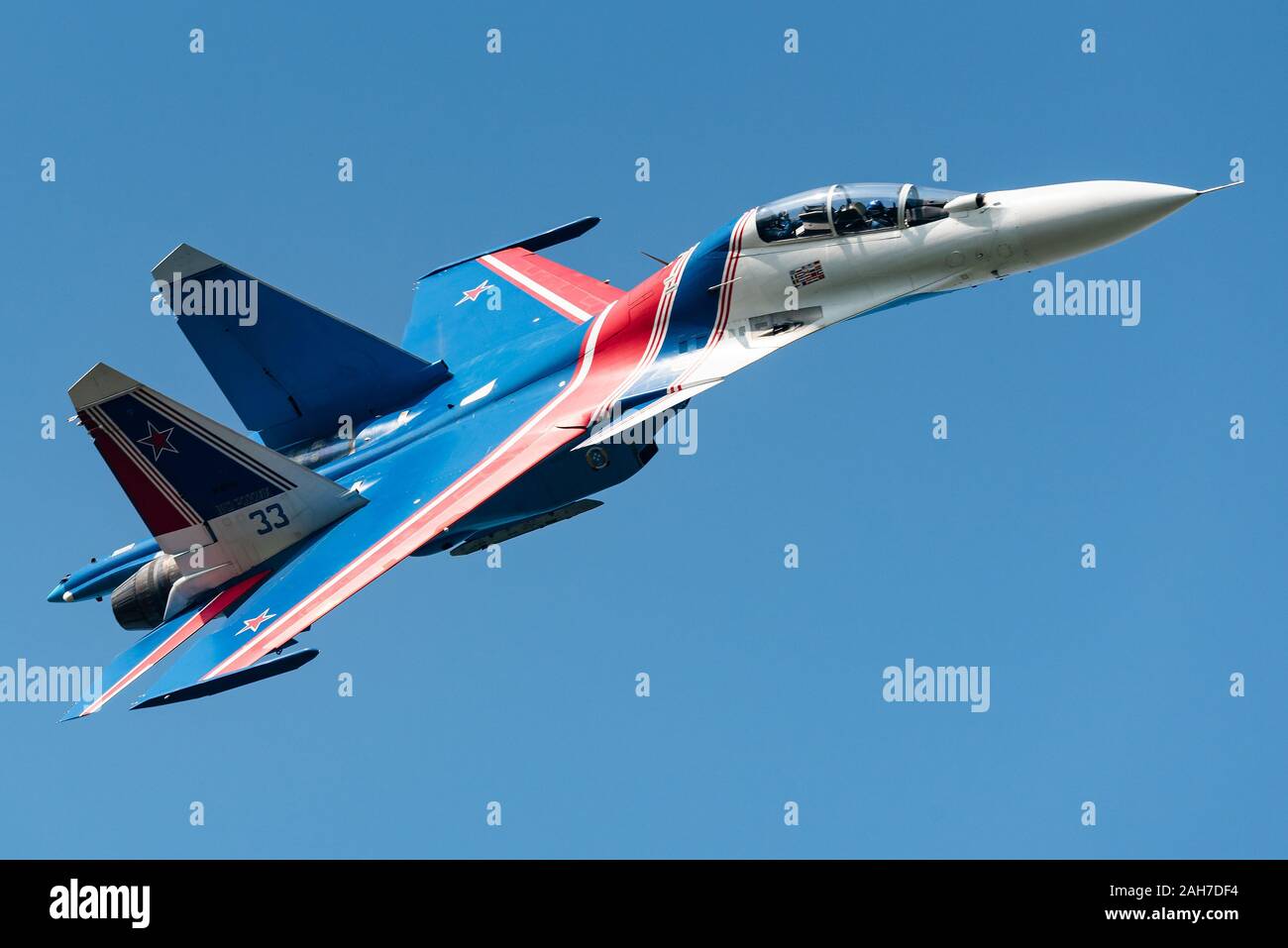 Suchoi Su-30 Jet Fighter Jets der Russischen Kunstflug Knights Team darstellende Formation bei der MAKS 2019 Airshow, Schukowski, Russland. Stockfoto