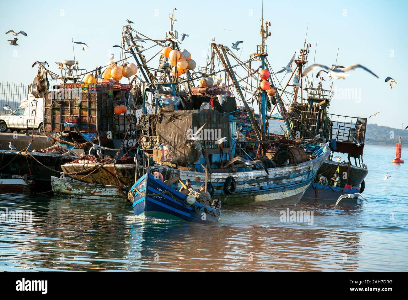 UN PETIT BATEAU DE PECHE RENTRE DANS LE PORT D'Essaouira Stockfoto