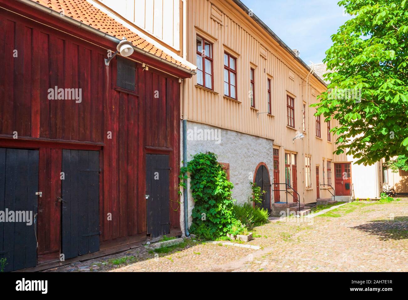 Alte Häuser in einem Hinterhof mit gepflasterten Stockfoto