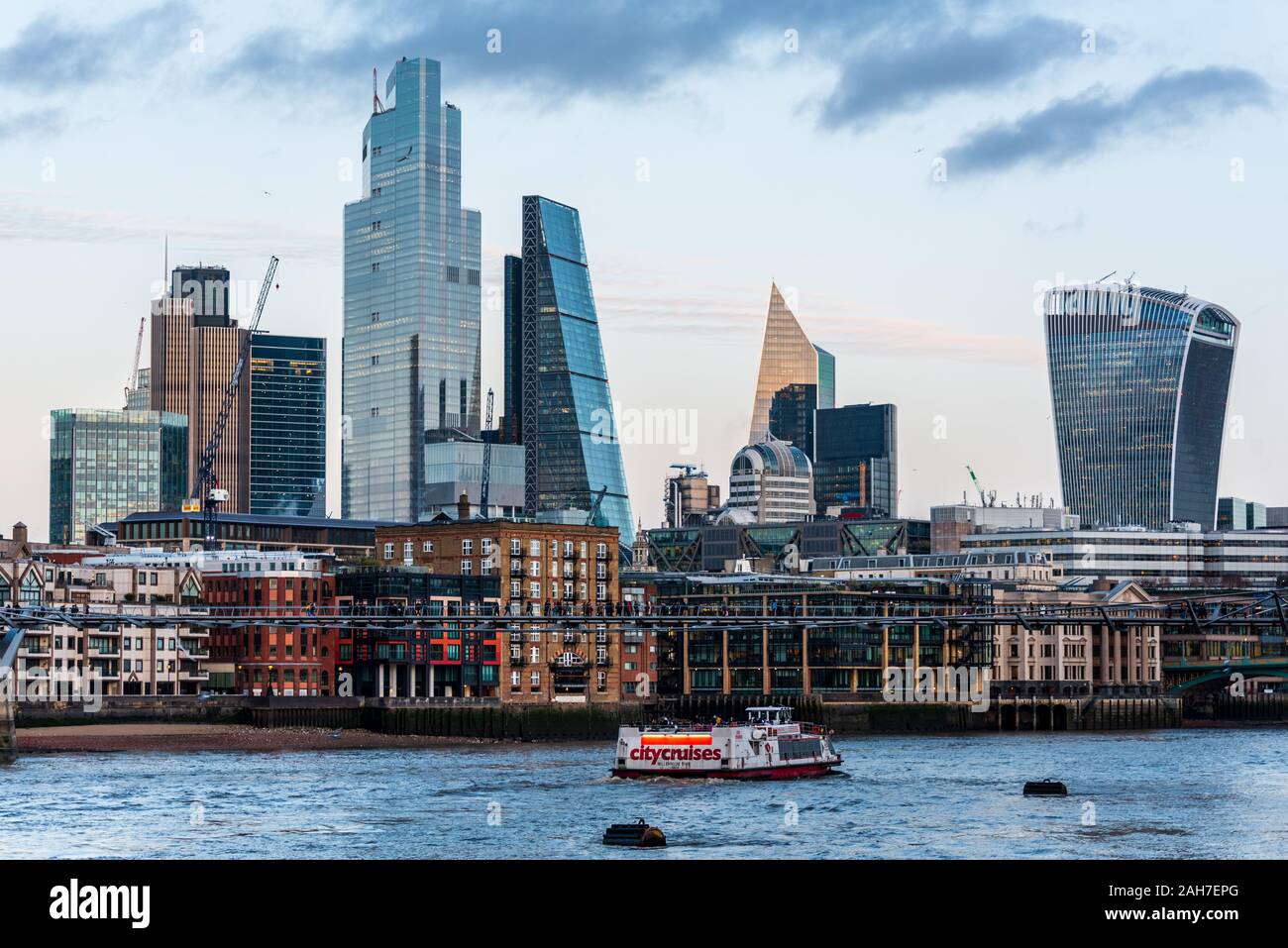 London Thames Cruise - CityCruises Boot übergibt die Stadt London Financial District Inc. TwentyTwo Bishopsgate, Cheesegrater, Walkie Talkie, Skalpell. Stockfoto