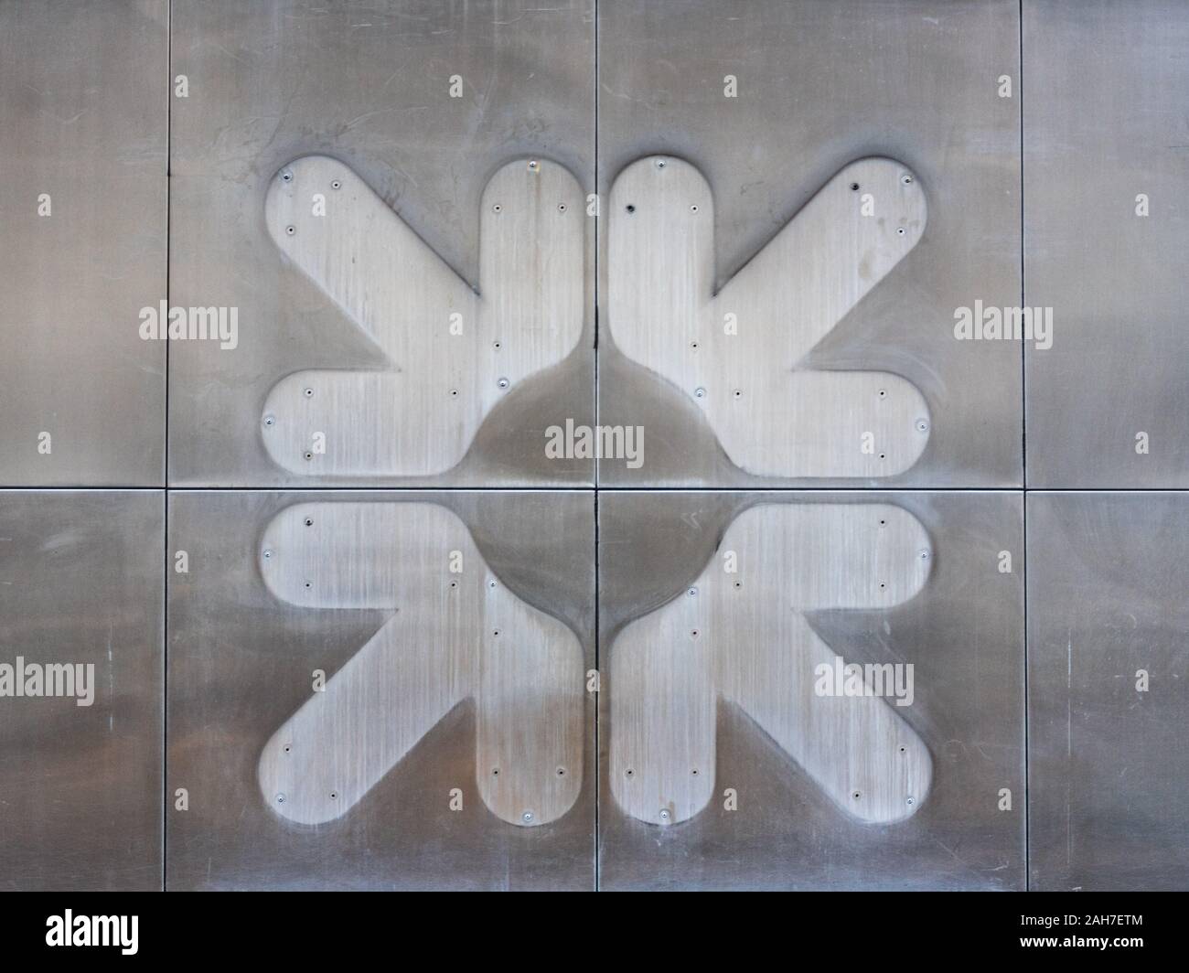 Geschlossen RBS Bank Filiale in der City von London. Der Schatten der RBS-Logo ist alles, was bleibt. Stockfoto