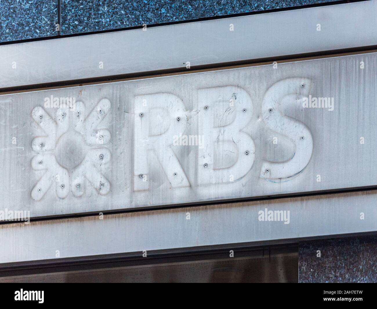 Geschlossen RBS Bank Filiale in der City von London. Der Schatten der RBS-Logo ist alles, was bleibt. Stockfoto