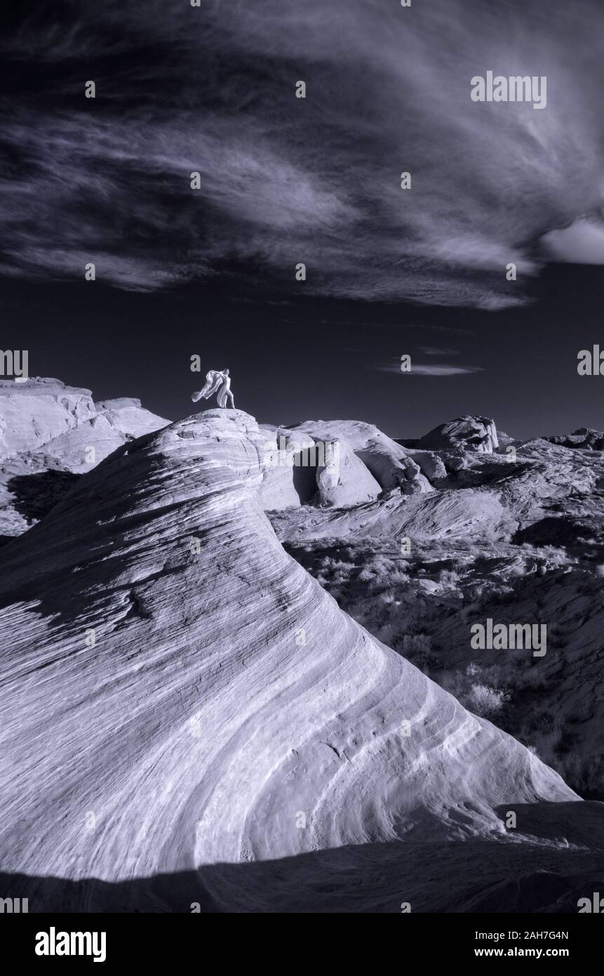 Chayse Tänze auf Firewave, Valley of Fire State Park, Nevada Stockfoto