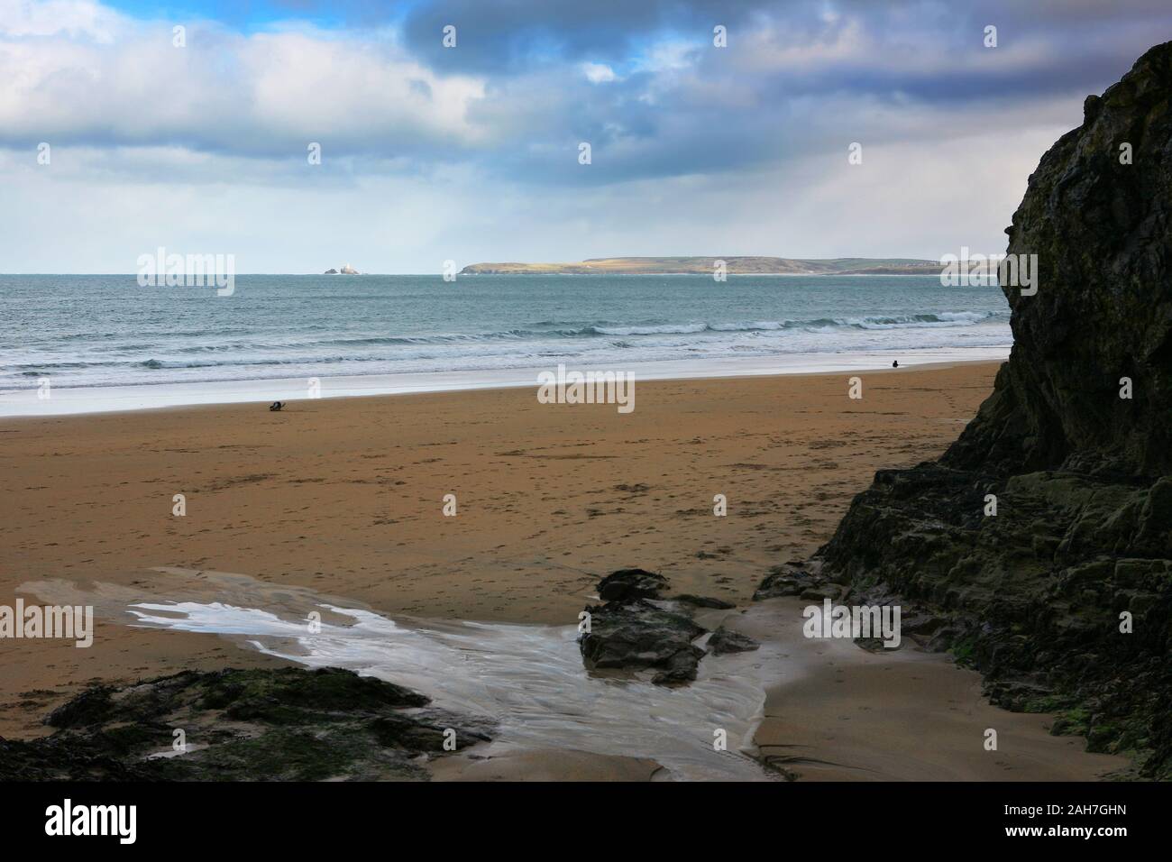 Carbis Bay (aka Barrepta Cove), und der Blick über die St. Ives Bay zu Godrevy, Cornwall Stockfoto