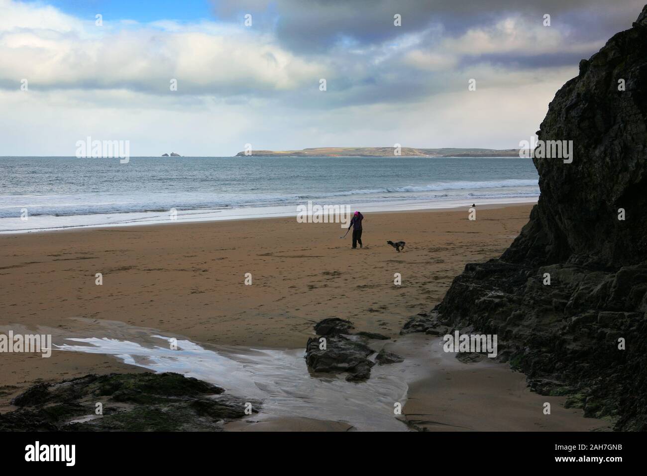 Carbis Bay (aka Barrepta Cove), und der Blick über die St. Ives Bay zu Godrevy, Cornwall: Spaziergang mit dem Hund bei Ebbe Stockfoto