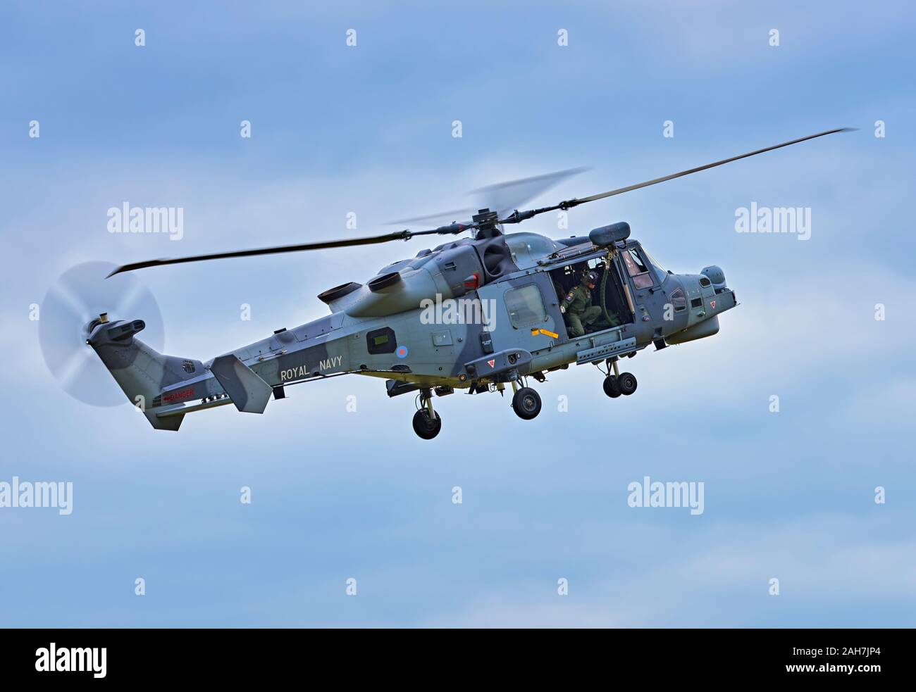 AgustaWestland AW159 Wildcat HMA 2 schwebt als winchman verstaut werden, die Schnell-Seil nach der Bereitstellung von Marines Stockfoto