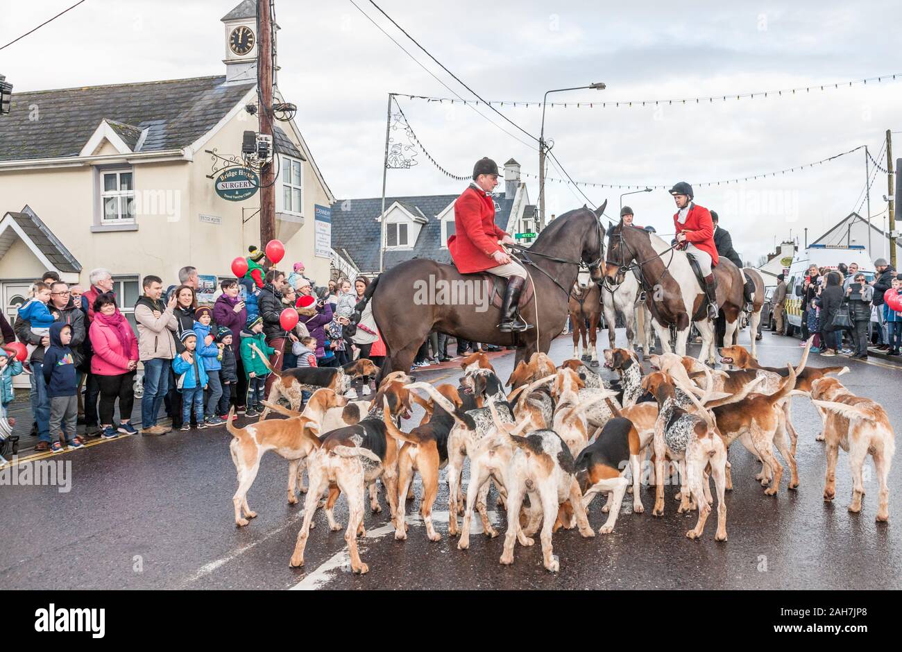 Carrigaline, Cork, Irland. 26. Dezember, 2019. Mitglieder der South Union Jagd fertig, den traditionellen St. Stephen's Day Hunt auf der Main Street, Carrigaline, Co Cork, Irland.- Gutschrift; David Creedon/Alamy Leben Nachrichten zu starten Stockfoto