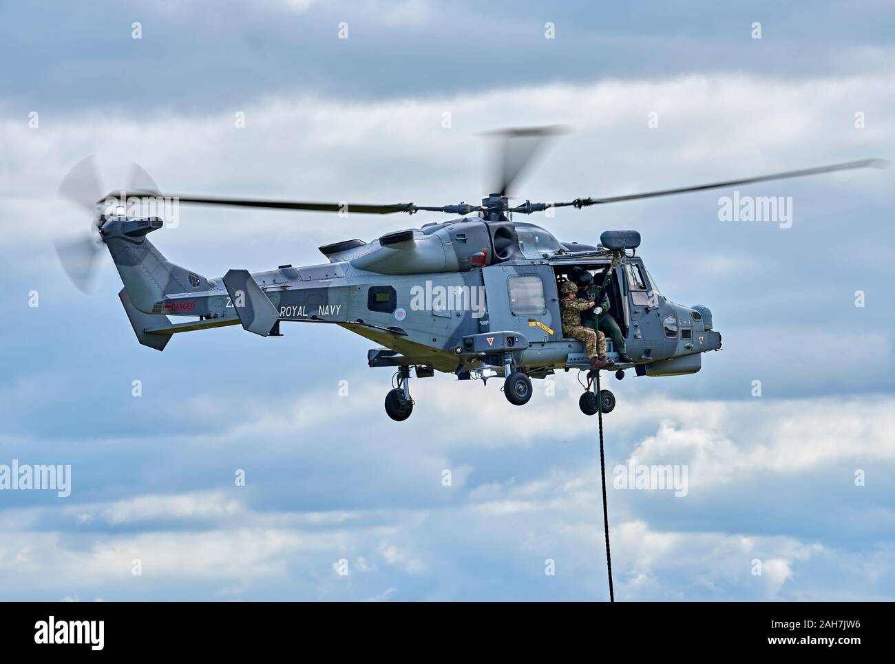 AgustaWestland AW159 Wildcat HMA 2 schwebt als marines Schnell - Seil zu Boden Stockfoto