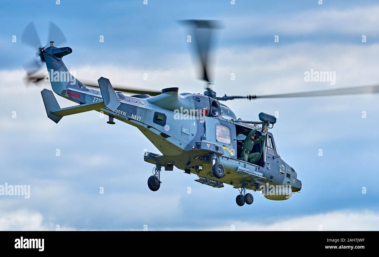 AgustaWestland AW159 Wildcat HMA 2 schwebt als winchman trennt die Schnell-Seil Stockfoto