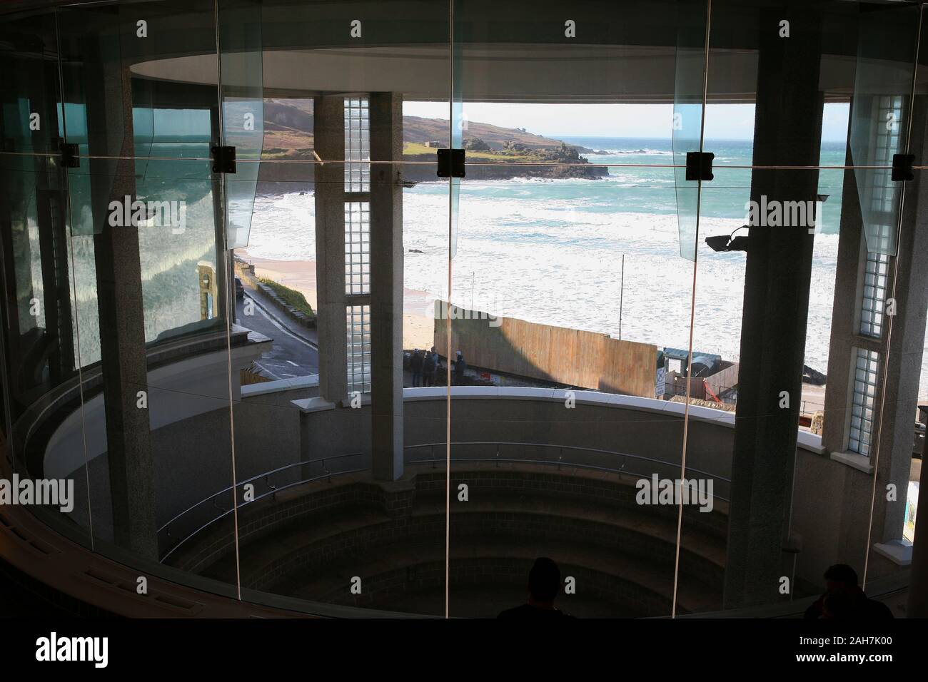 Porthmeor Beach vom Atrium aus Glas von Tate St. Ives, Cornwall Stockfoto