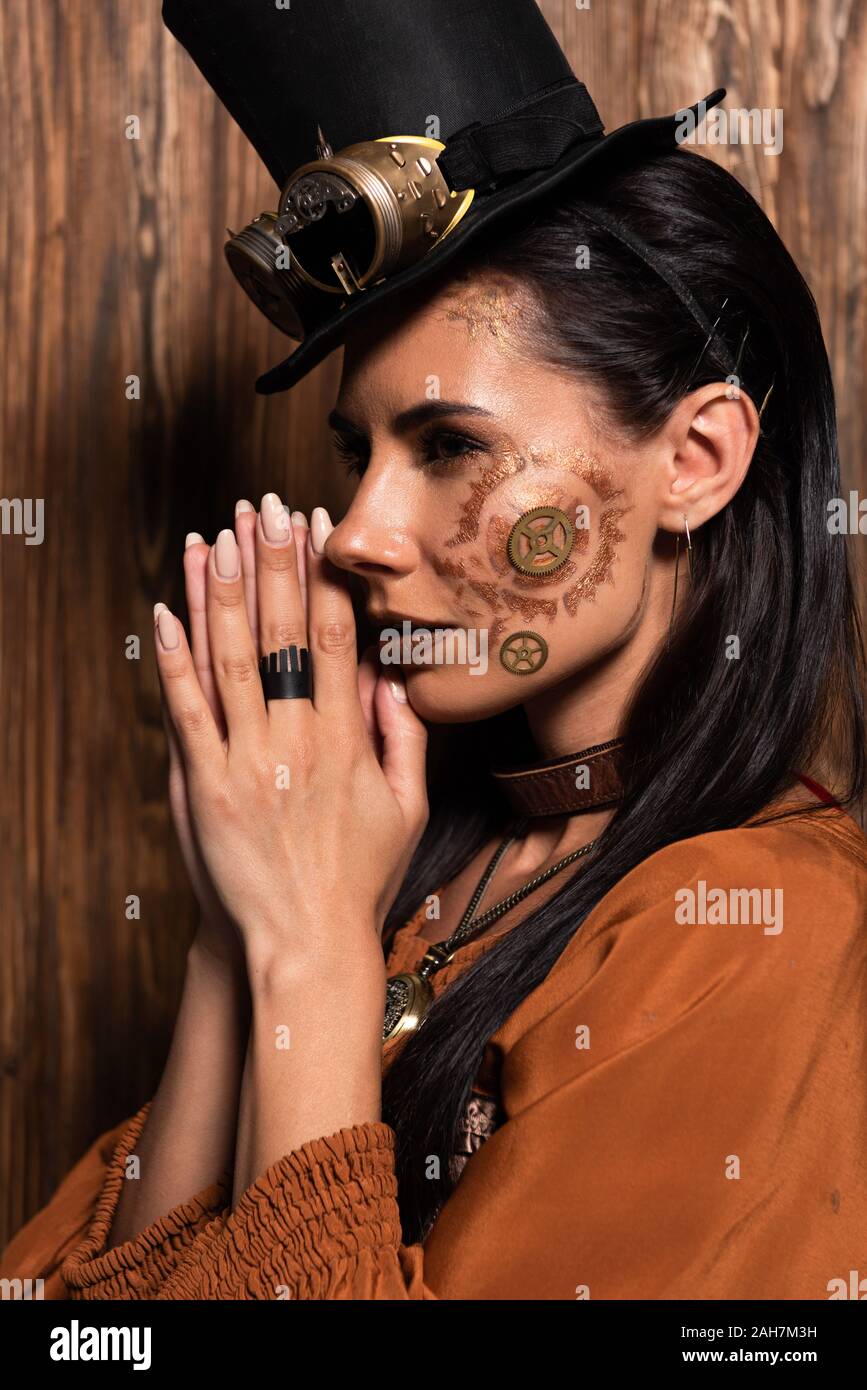 Nachdenklich steampunk Frau, bitte Geste auf Holz Stockfoto