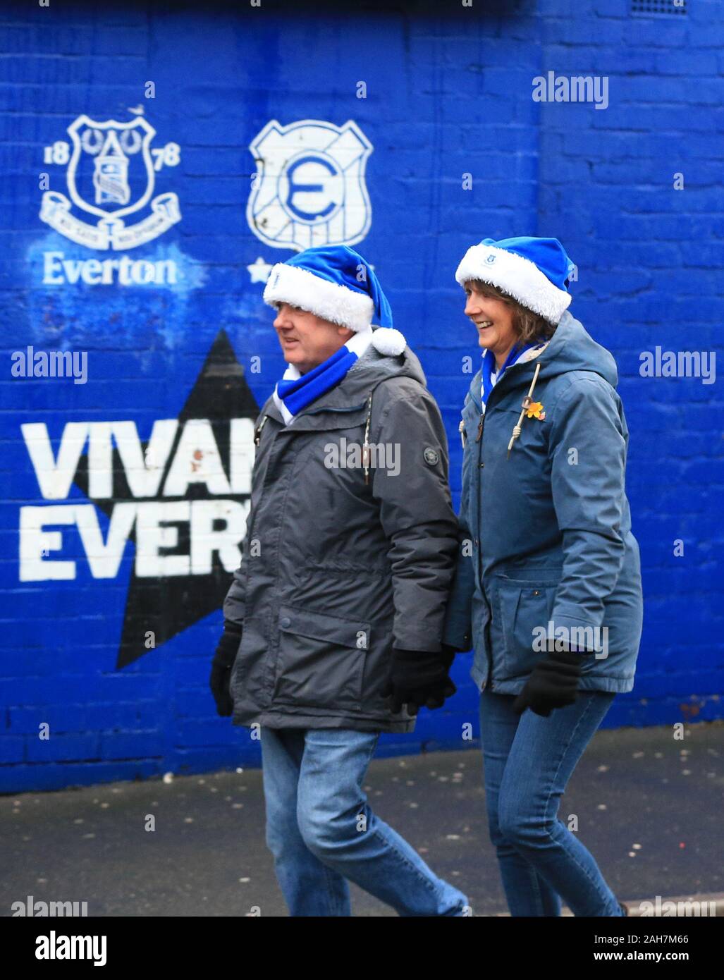 Goodison Park, Liverpool, Merseyside, UK. 26 Dez, 2019. Fußball der englischen Premier League, Everton gegen Burnley; Everton Fans tragen festlich blau Santa Hüte Spaziergang entlang Goodison Road vor dem Spiel - Streng redaktionelle Verwendung. Keine Verwendung mit nicht autorisierten Audio-, Video-, Daten-, Spielpläne, Verein/liga Logos oder "live" Dienstleistungen. On-line-in-Match mit 120 Bildern beschränkt, kein Video-Emulation. Keine Verwendung in Wetten, Spiele oder einzelne Verein/Liga/player Publikationen Quelle: Aktion plus Sport/Alamy Live News Credit: Aktion Plus Sport Bilder/Alamy leben Nachrichten Stockfoto