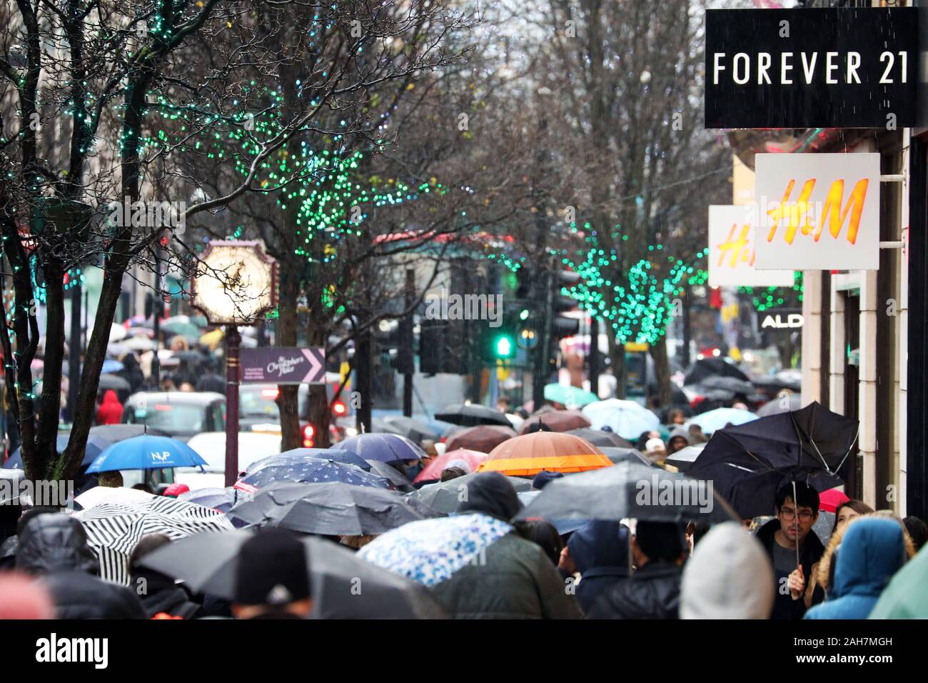 London, Großbritannien. 26 Dez, 2019. Massen der Regen für den Boxing Day Vertrieb unter einem Meer von Regenschirmen brave, Oxford Street, London: Paul Brown/Alamy leben Nachrichten Stockfoto