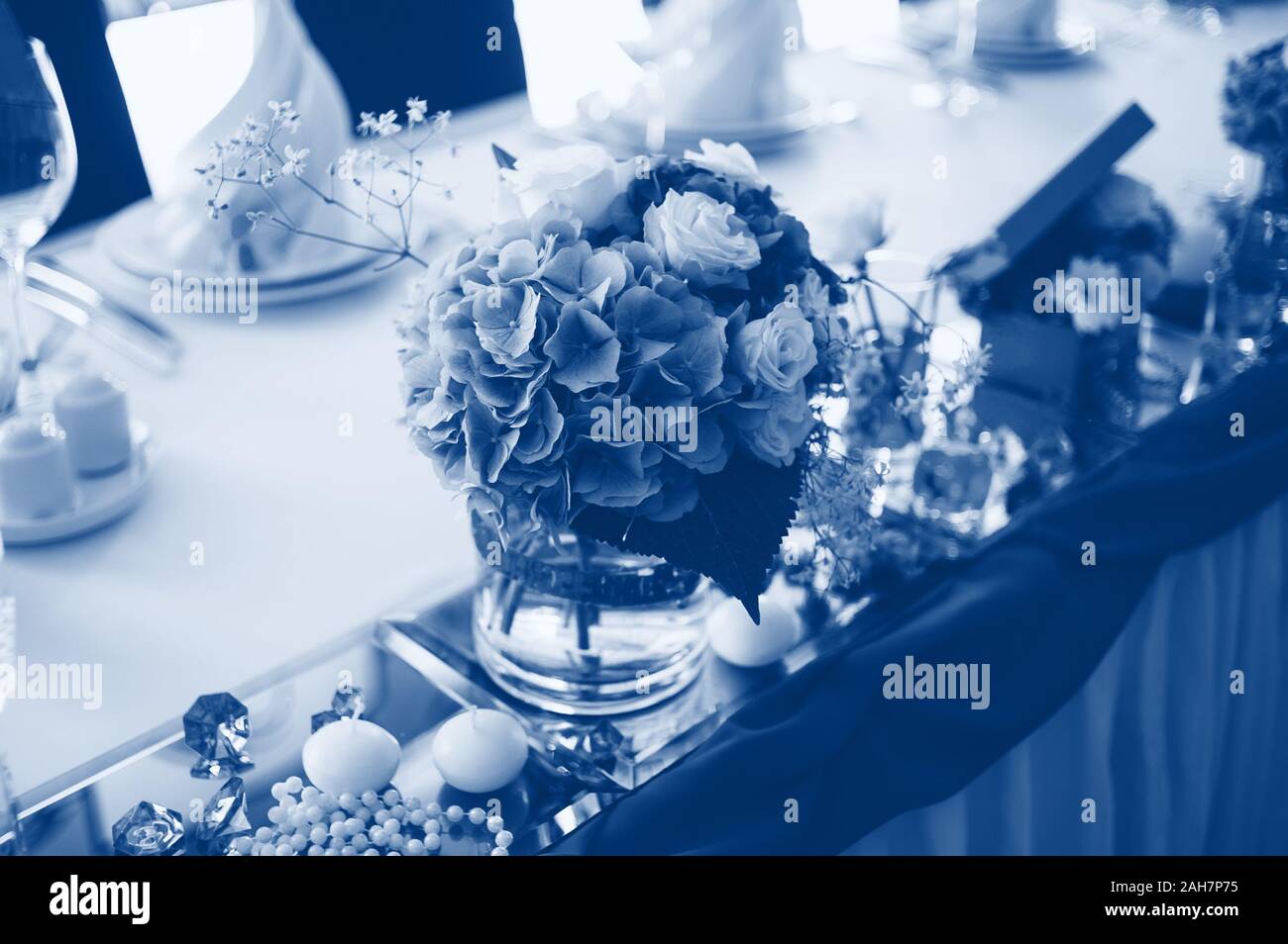Trendy Classic blau wunderschöne Blumensträuße Dekoration auf Hochzeit Tisch im Restaurant. 2020 Jahr Farbe Stockfoto
