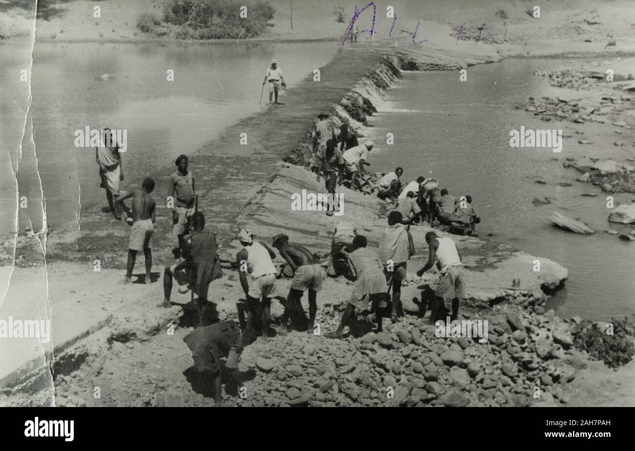 Kenia, Gefangenen einen Staudamm bauen als Teil der Regierung "Rehabilitation" Programm für Mau Mau Häftlinge. Originalmanuskript Bildunterschrift: Damm am Perherra Ebenen für die Bewässerung gebaut, MM Rehabilitation: Schulung der Landwirte, 1953. 1995/076/1/1/15/8.10. Stockfoto