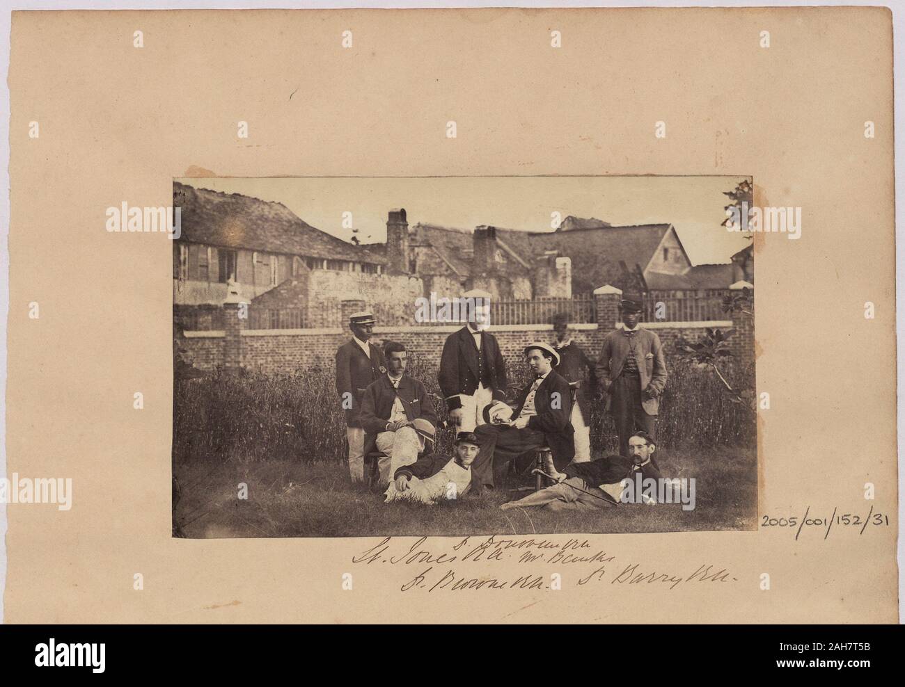 Jamaika, Gruppe von Männern in Zivil vor den Gebäuden. Namen sind gegeben: Lt Jones, Dr. Donovan, [Herr Banken?], Dr. Browne, Dr. Barry, 1862. 2005/001/152/31. Stockfoto