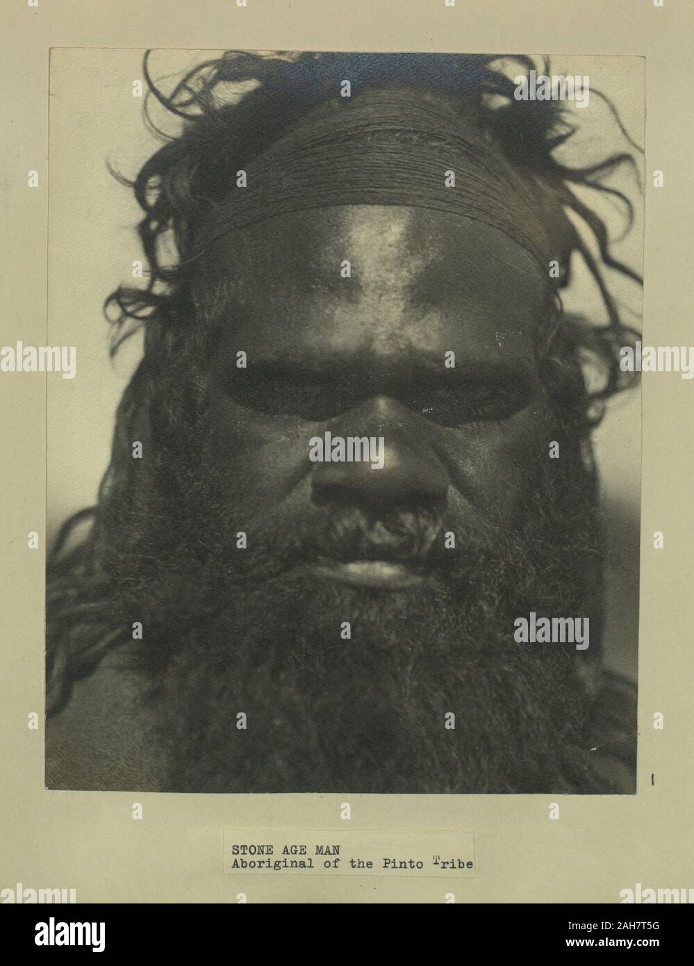 Australien, Porträt der eingeborenen manCaption lautet: Steinzeitmensch, der Ureinwohner von Pinto Stamm, 1925. 2005/010/1/2/1. Stockfoto