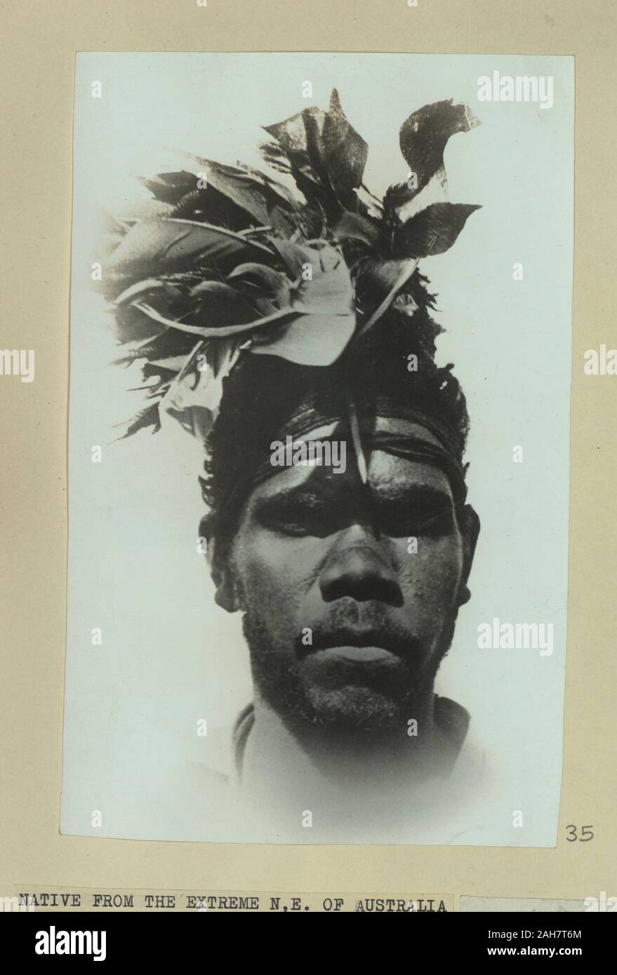 Australien, ein Porträt eines Eingeborenen Mann mit einem Kopfstück aus Federn.Caption lautet: Native aus der extremen N. E. von Australien, 1925. 2005/010/1/2/35. Stockfoto