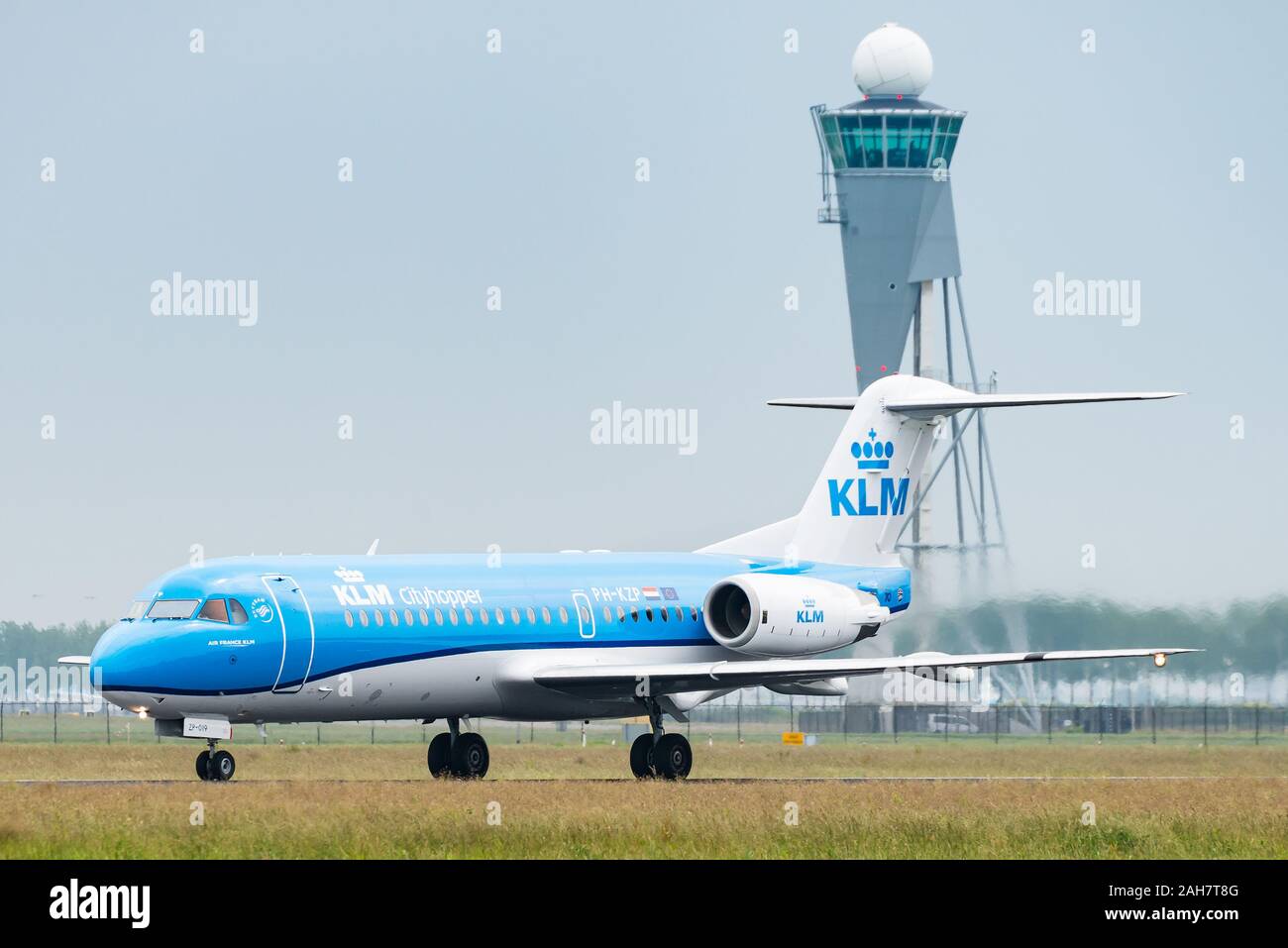 Eine Fokker 70 Verkehrsflugzeuge mit KLM Cityhopper am Flughafen Amsterdam Schiphol. Stockfoto