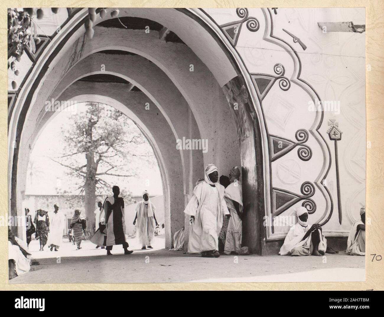 Nigeria, mit Blick auf das dekorierte Eingang zum Palast mit Zahlen zu Fuß durch. Bildunterschrift lautet: "DER EMIR PALAST', 1960. 2005/010/1/7/70. Stockfoto