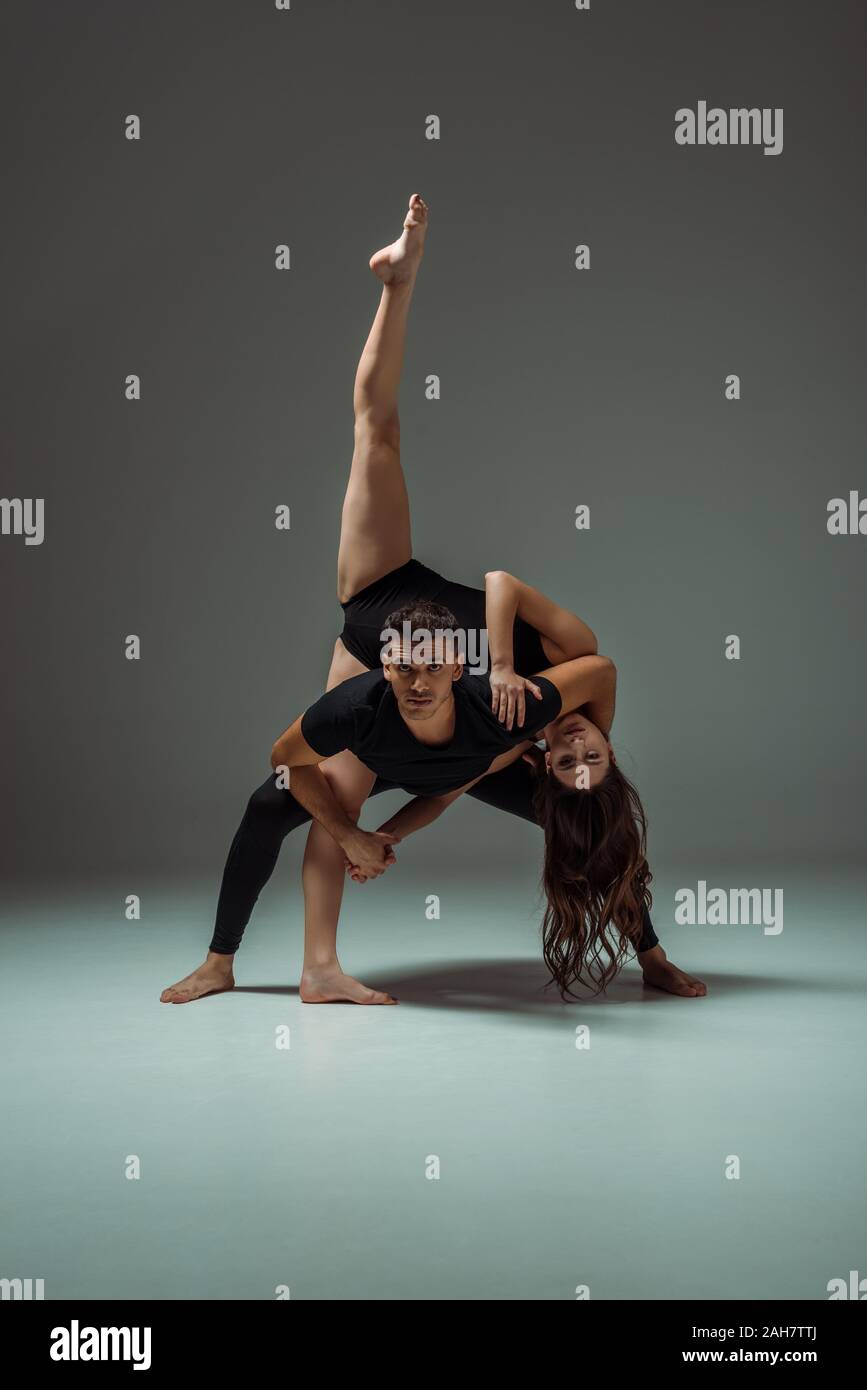 Stattlich und attraktiven Tänzer tanzen zeitgenössische auf dunklem Hintergrund Stockfoto