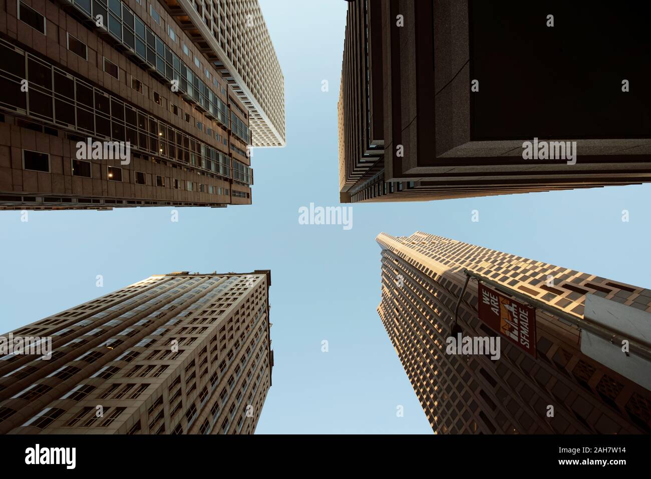 Blick auf die Wolkenkratzer von unten. Blick auf Bürogebäude im Finanzdistrikt, San Francisco, Kalifornien, USA Stockfoto