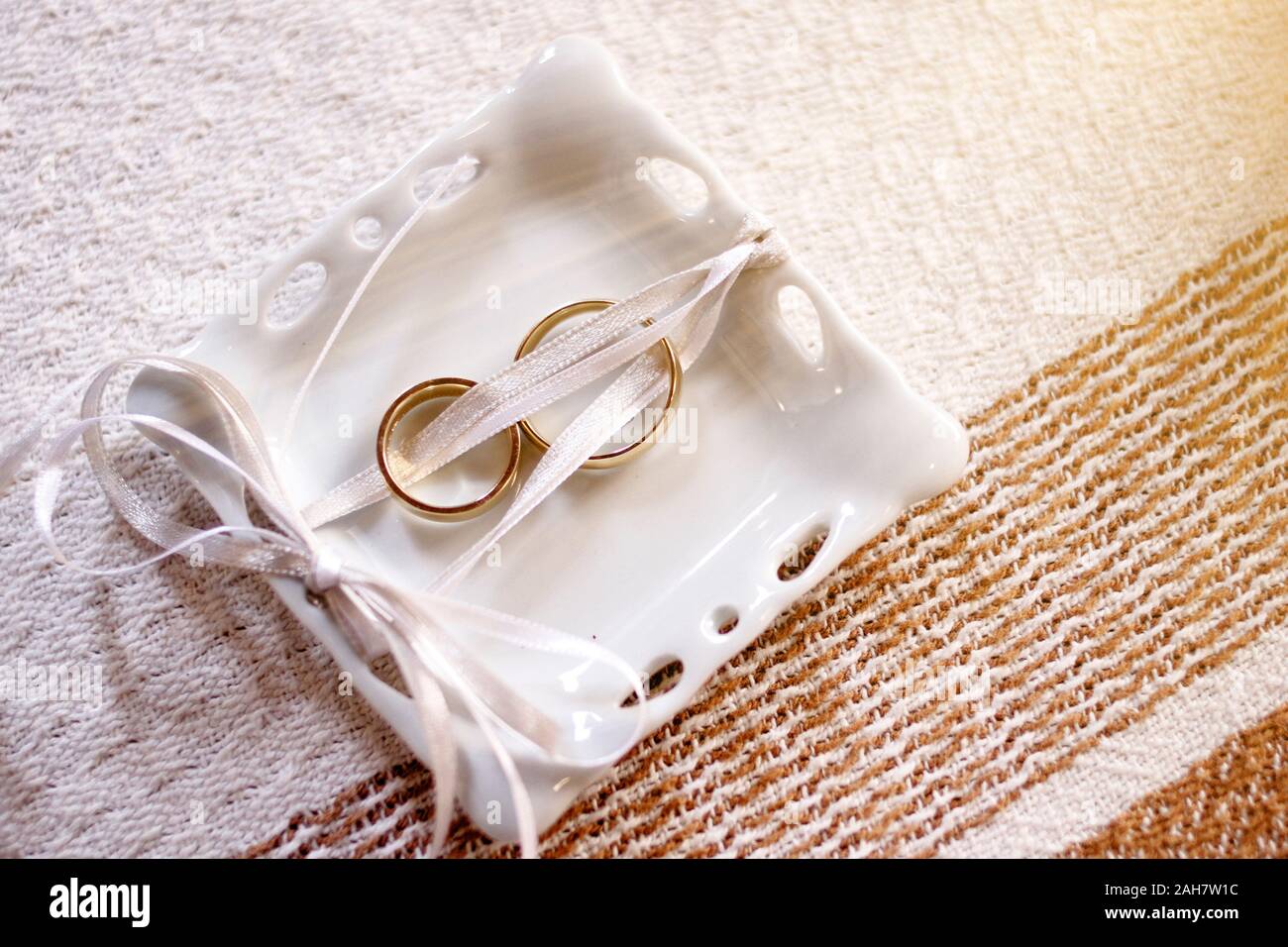 Zwei goldene Hochzeit oder Verlobungsringe - Paar goldene Ringe - zwei Trauringe Stockfoto