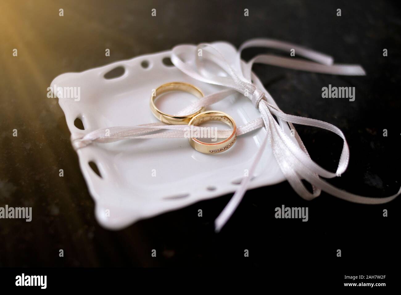 Zwei goldene Hochzeit oder Verlobungsringe - Paar goldene Ringe - zwei Trauringe Stockfoto