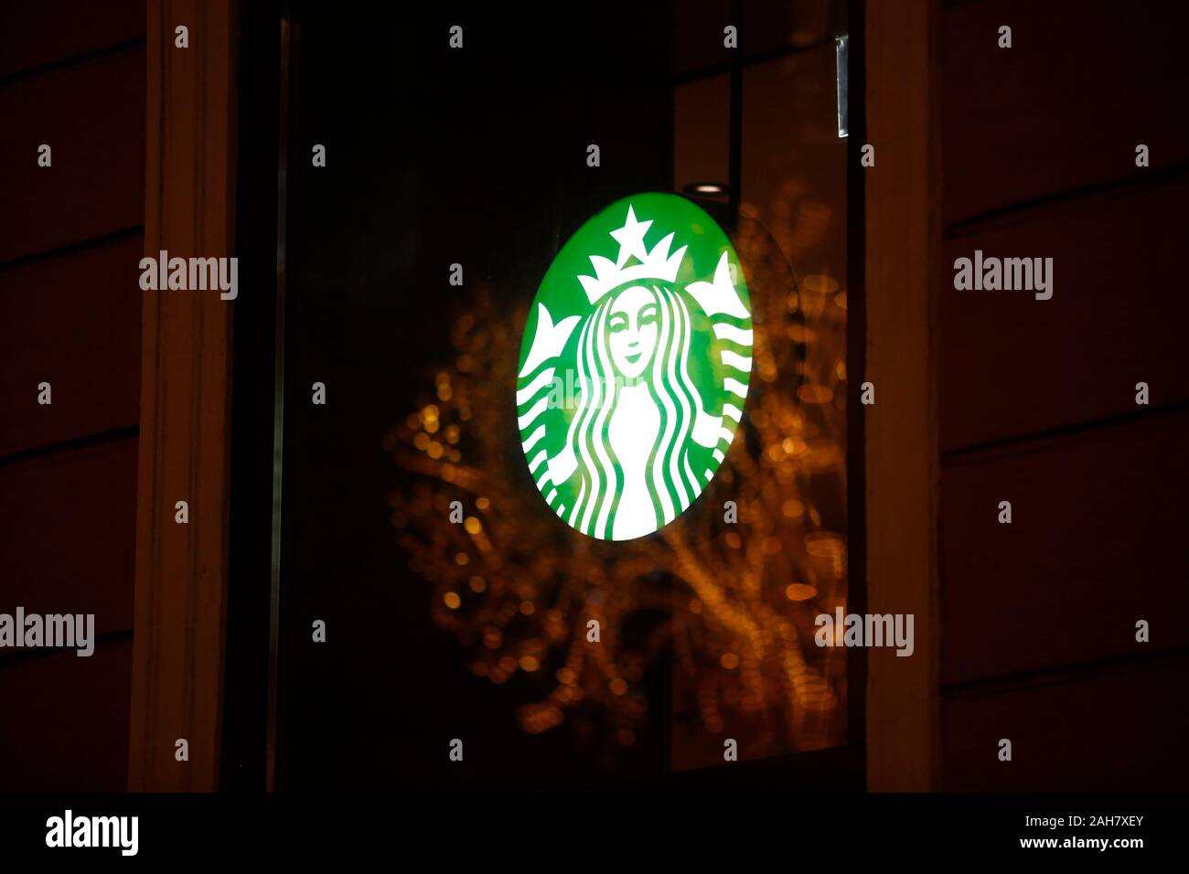 Amerikanischen Kaffee und Kaffeehaus Kette Starbucks Logo in Sankt Petersburg gesehen. Stockfoto