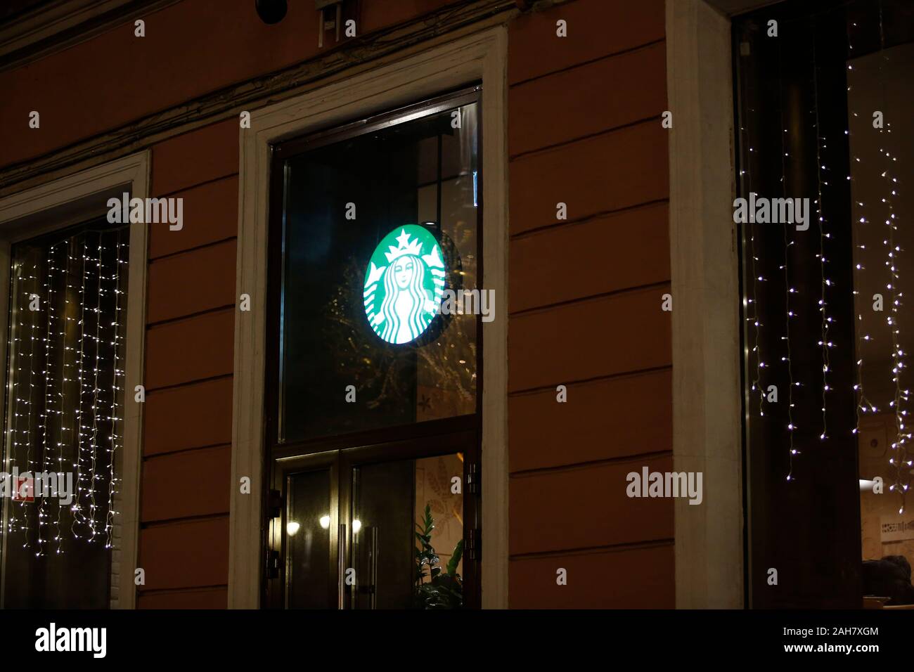Amerikanischen Kaffee und Kaffeehaus Kette Starbucks Logo in Sankt Petersburg gesehen. Stockfoto