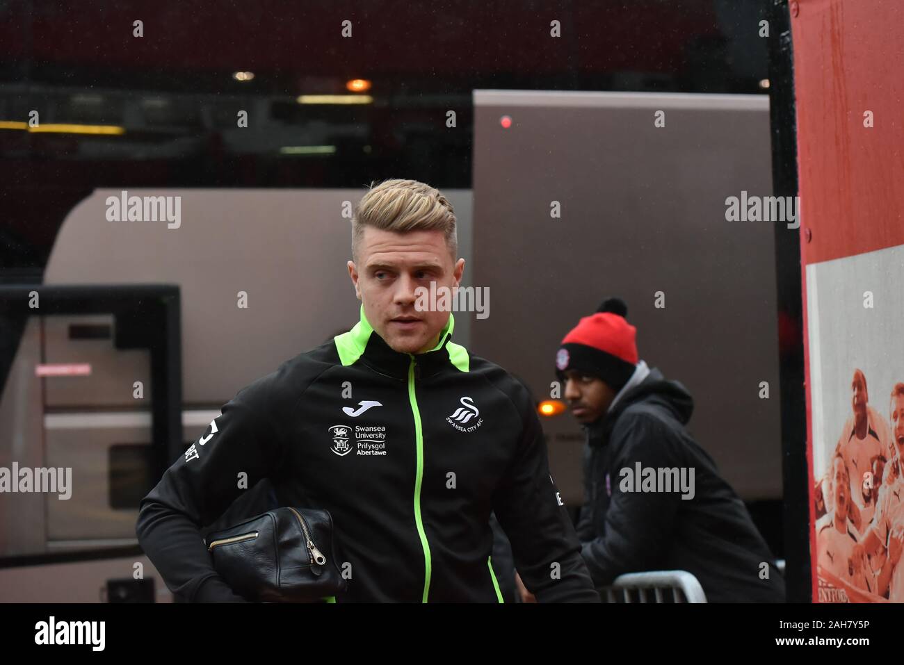 London, Großbritannien. 26 Dez, 2019. Jake Bidwell von Swansea City bei der Ankunft im Stadion während der Himmel Wette Championship Match zwischen Brentford und Swansea City bei Griffin Park, London am Donnerstag, den 26. Dezember 2019. (Credit: Ivan Jordanov | MI Nachrichten) das Fotografieren dürfen nur für Zeitung und/oder Zeitschrift redaktionelle Zwecke verwendet werden, eine Lizenz für die gewerbliche Nutzung Kreditkarte erforderlich: MI Nachrichten & Sport/Alamy leben Nachrichten Stockfoto