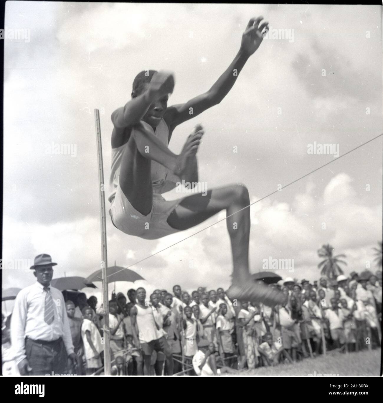 Kamerun, Ruel Sammlung: BanyangEmpire Tag Sport, JumpingMay 1954, Mai 1954. 2012/001/6/7/AM 6. Stockfoto