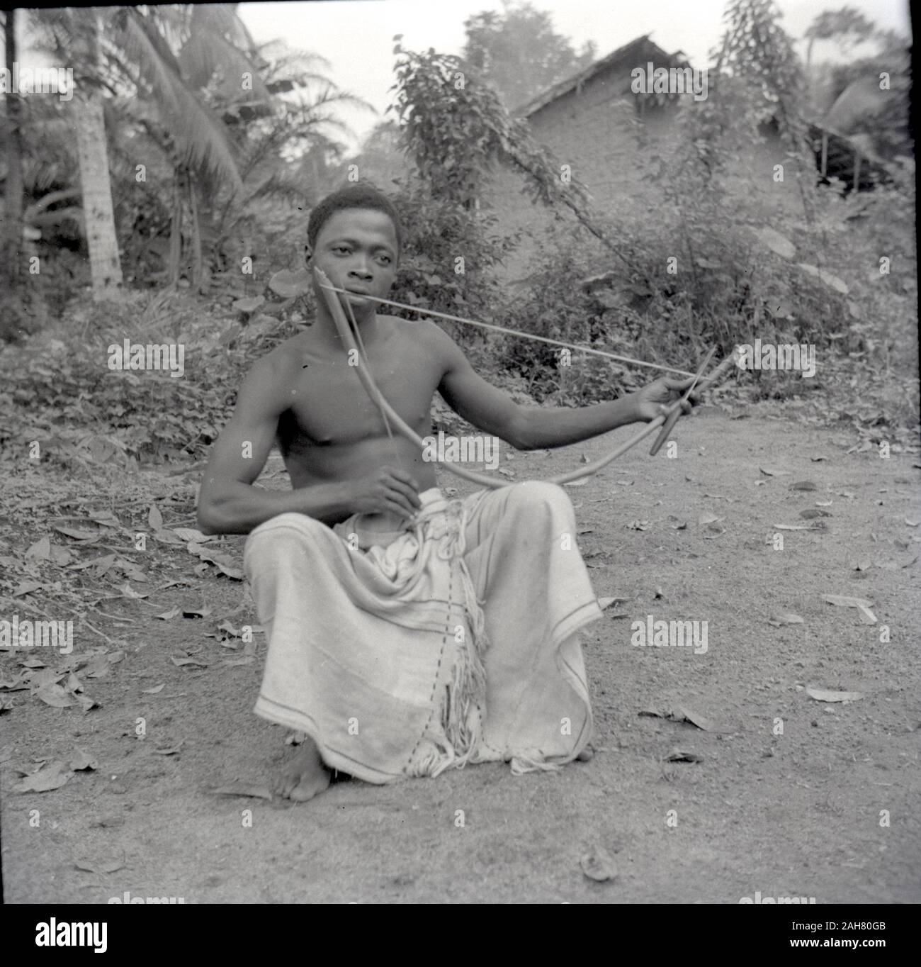 Kamerun, Ruel Sammlung: BanyangYouth spielen 'akra-ako", Juli 1954, Juli 1954. 2012/001/6/7/AV1. Stockfoto