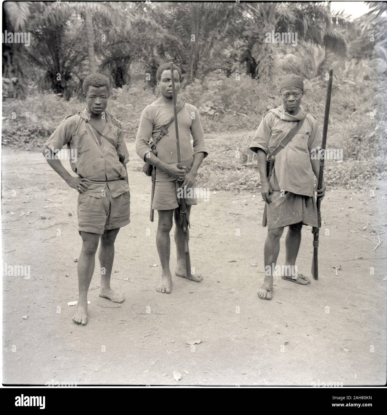 Kamerun, Ruel Sammlung: BanyangBangwa huntersJuly 1954, Juli 1954. 2012/001/6/7/AY1. Stockfoto