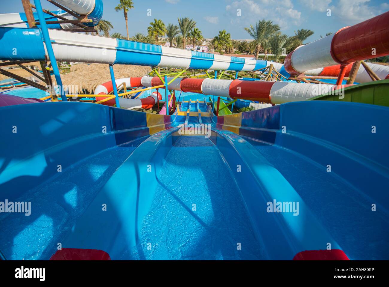 Großes Schwimmbad aqua park Wasserrutschen in einem luxuriösen Hotel Tropical Resort Stockfoto