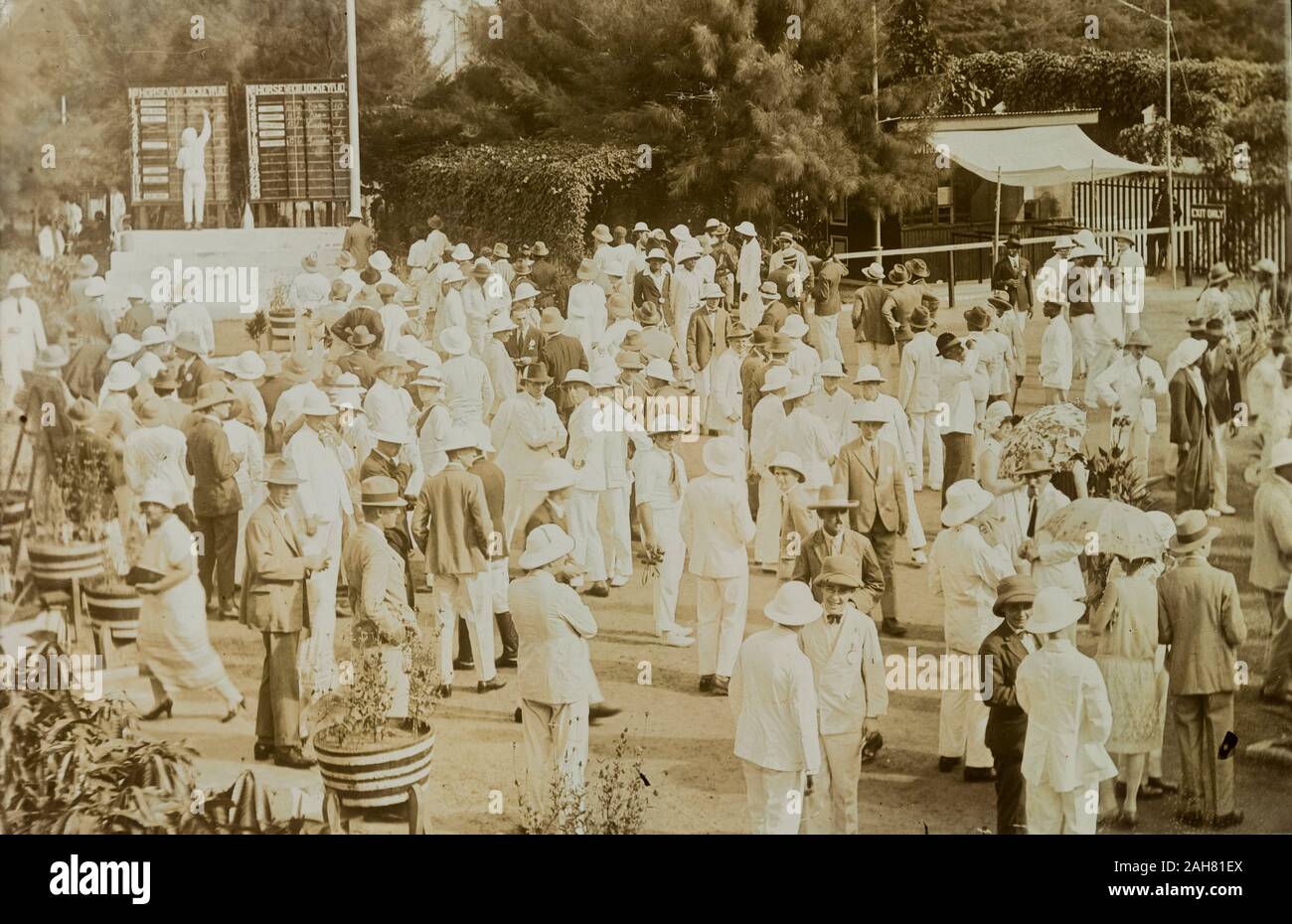 Nigeria, Foto zeigt eine große Masse von Menschen. Ganz im Hintergrund ein Mann schreibt die Ergebnisse der Rennen auf einem großen aufrecht. Einige Männer sind in hellen oder weißen Anzügen und die meisten Männer tragen einen topee gesehen hat. Die Frauen tragen modische Hüte. , 1928. 2000/098/2/77. Stockfoto