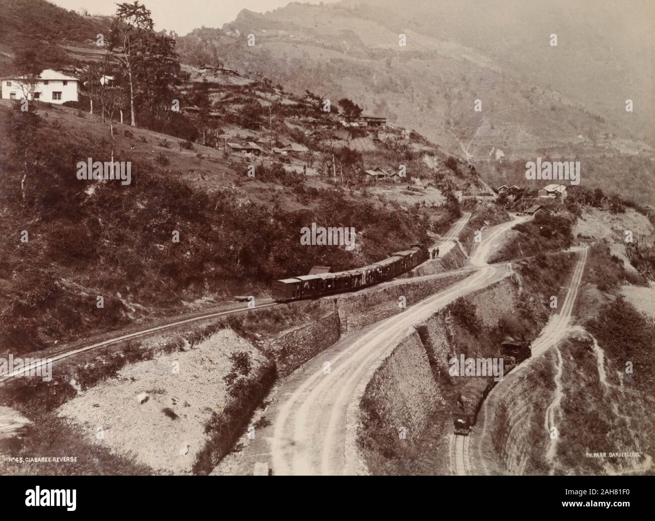 Indien, mit Blick auf die 'Gayabari Reverse' auf der Darjeeling Hill Eisenbahn, zeigen zwei Züge, einer geschäftigen Personenzug und eines mit gedeckten Güterwagen. Gedruckte Legende: Nr. 45. GIABAREE REVERSE TH. PAAR. DARJEELING Originalmanuskript Bildunterschrift: Ciabaree Rückwärts [sic] Darjeeling Bahn, ca. 1900. 2003/071/1/1/3/23. Stockfoto