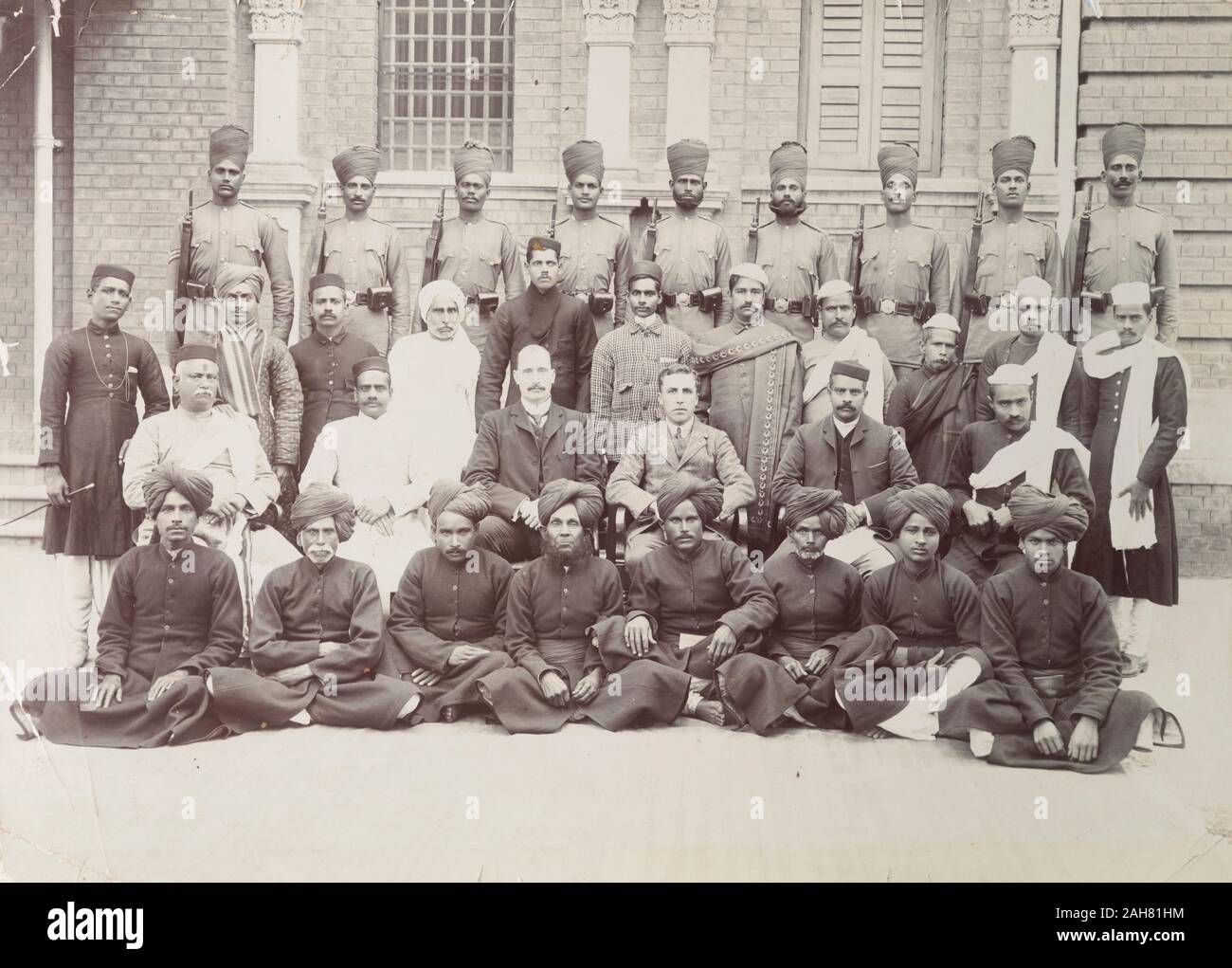 Indien, Gruppe Portrait von europäischen und indischen Office Personal und Wachen, einschließlich S.A.H. Sitwell, die von einer Niederlassung der Bank von Bengalen, ca. 1905 werden angenommen. 2003/071/1/1/3/53. Stockfoto