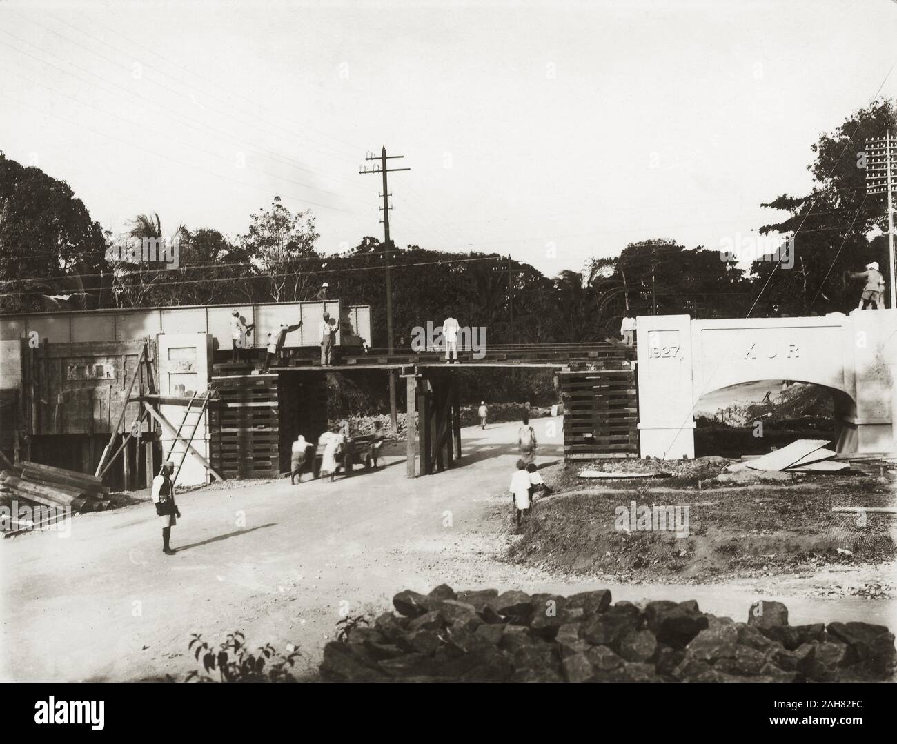 Kenia, Ansicht der Kilindini-Mombasa Road Bridge. Afrikanische und Indische Arbeiter sind die Errichtung der großen stahlträger an der Brücke. Ein kleiner Bogen über der Fußgängerzone Abschnitt der Straße erscheint der konkreten Konstruktion zu sein, und trägt das Kürzel 'KUR 1927''. Originalmanuskript Bildunterschrift: Start von Girder, Kilinidini-Mombasa Road Bridge, 1927. 1999/135/1/1/40. Stockfoto