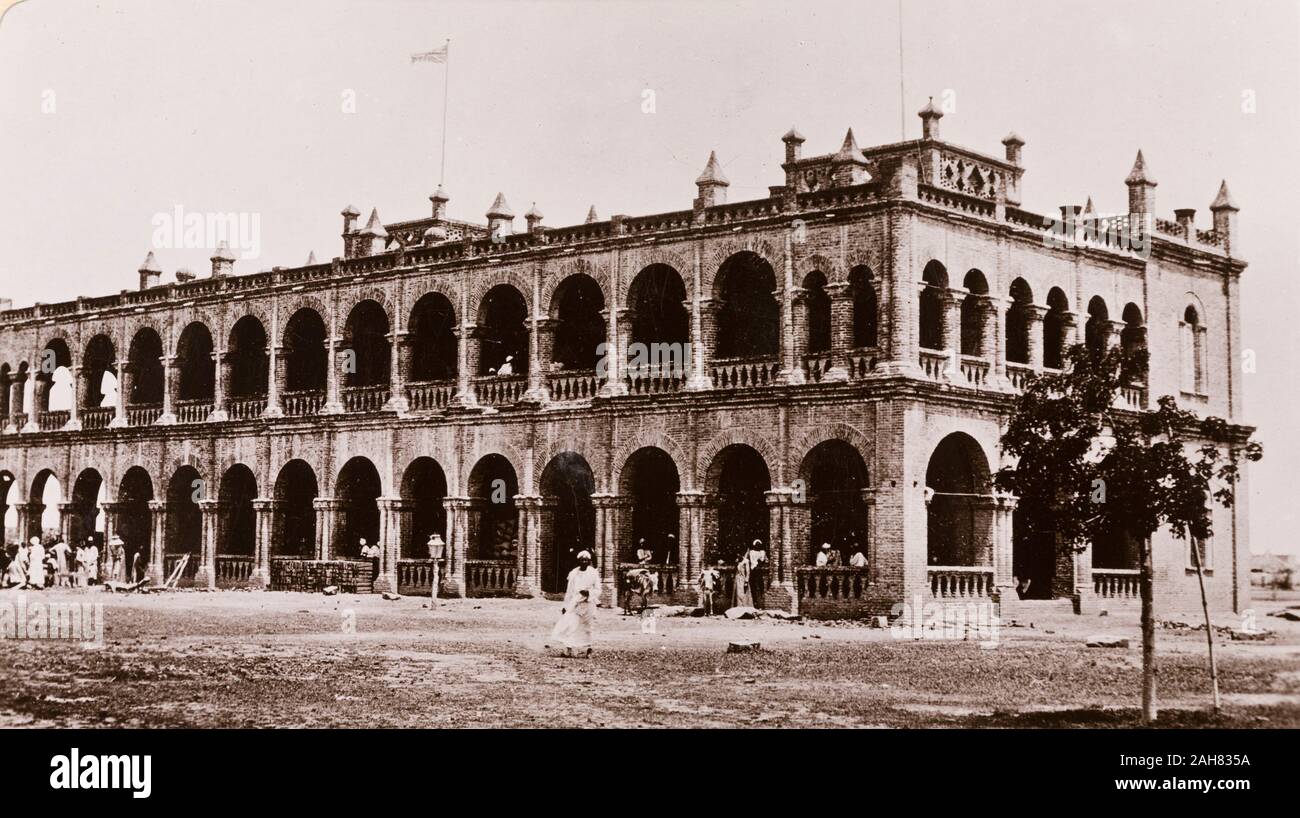 Sudan, gedruckten Bildunterschrift lautet: "Government House, Wad Medani. Durch G N Morhig, die deutsche Apotheke, Khartum veröffentlicht. Copyright 176'. Blick auf das Regierungsgebäude in Wad Madani, ein langes, zweigeschossiges Gebäude mit einem offenen Arcade in der Länge seiner Fassade und Zinnen der Projektion von der Brüstung, [c 1906]. 2003/222/1/2/33. Stockfoto