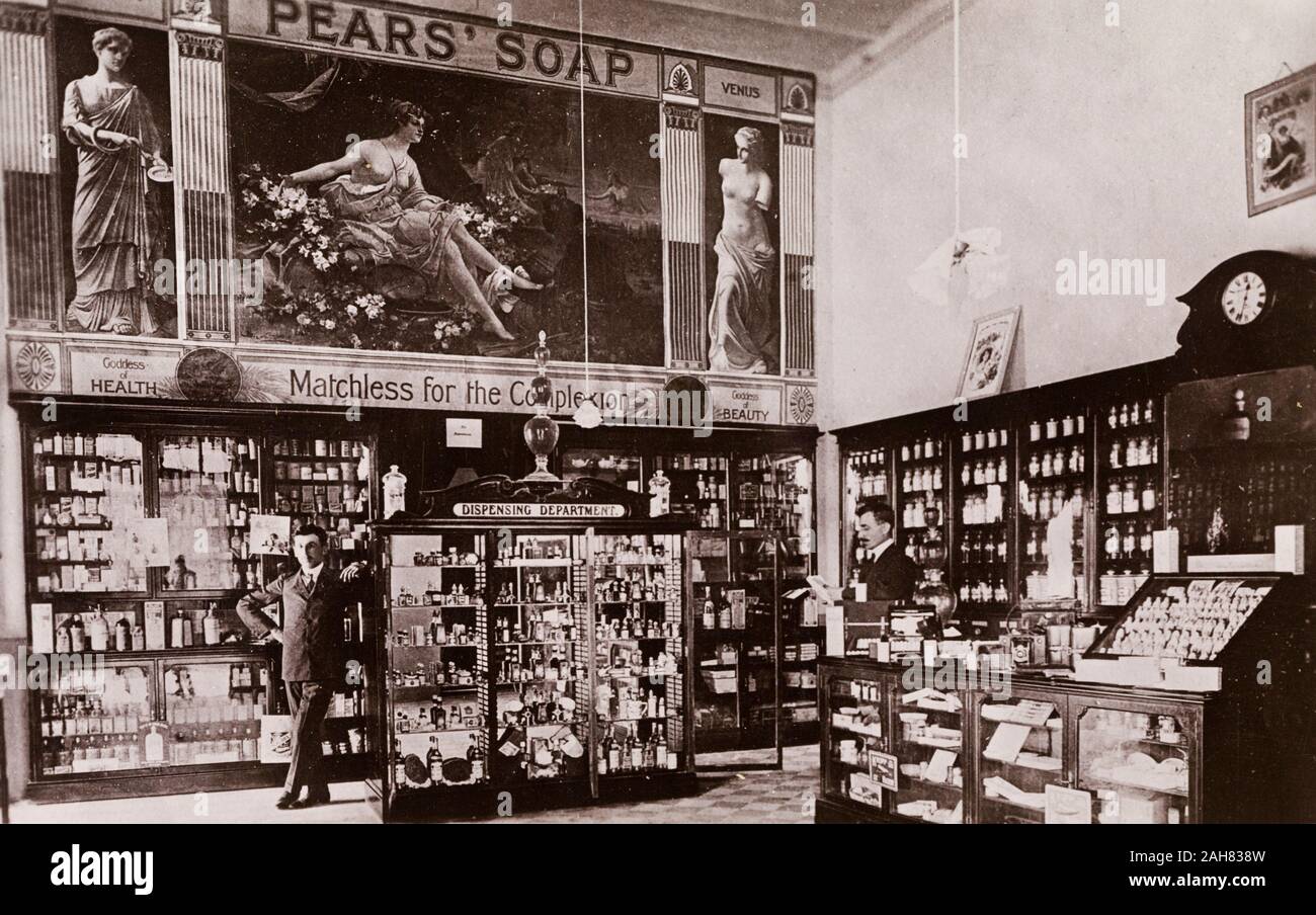 Sudan, gedruckten Bildunterschrift lautet: 'Innenraum des Englischen Apotheke. Durch G N Morhig, die deutsche Apotheke, Khartum veröffentlicht. Copyright 100". Innenansicht der Englischen Apotheke in Khartum. Mit Glasfront, Kisten verpackt mit Flaschen den Wänden unter eine riesige Werbung für 'Pear Soap" Linie. Ein europäischer Mann im Anzug lehnt sich gegen eine freistehende abfüllen Cabinet, während ein Kassierer berät ein Stück Papier an der Theke, [c 1906]. 2003/222/1/1/17. Stockfoto