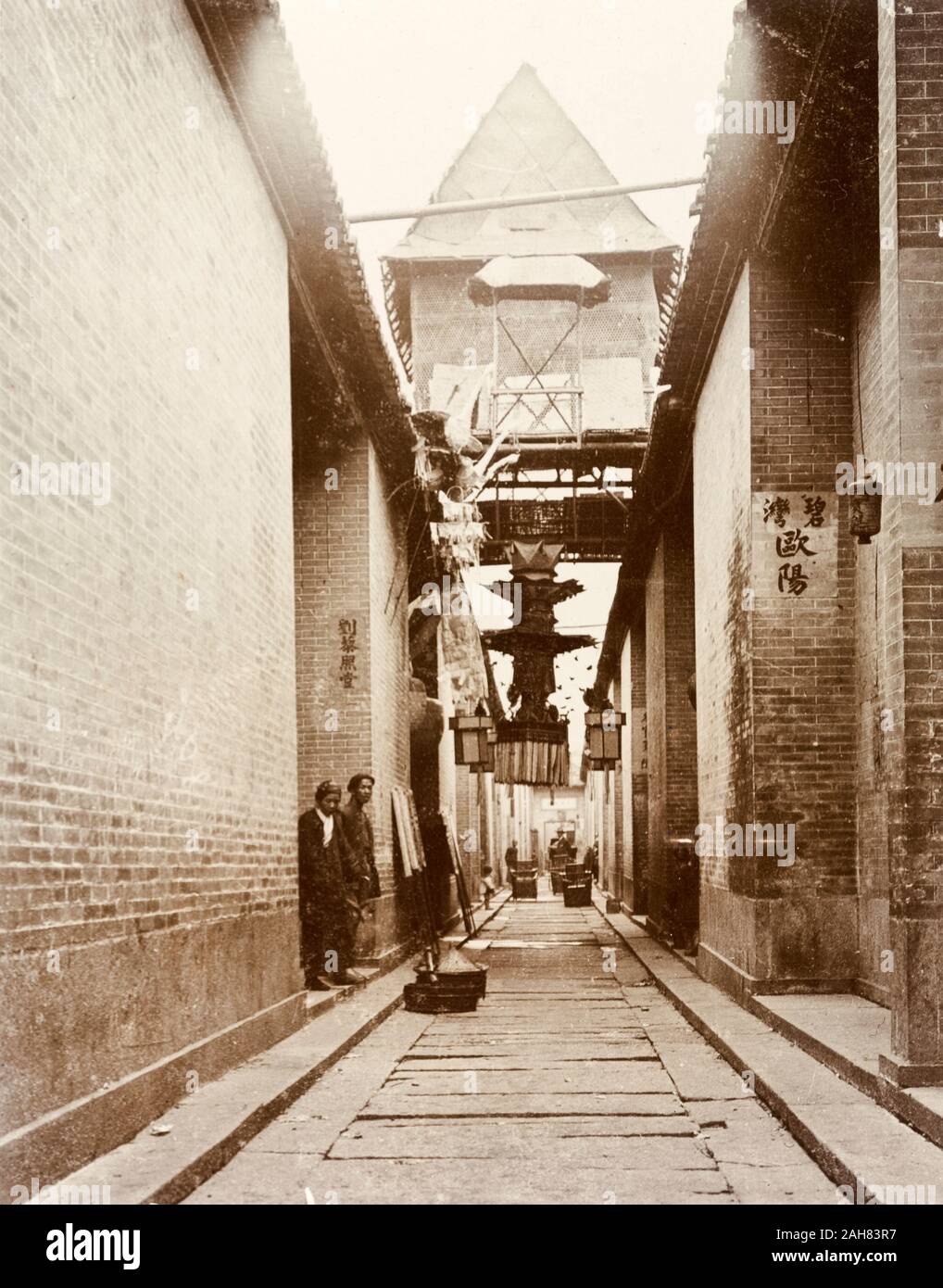 China, ein Blick hinunter eine Gasse in einem Wohngebiet im Bezirk, mit einem Haus in der Trauer. Traditionelle Chinesische üblich, wenn ein Mitglied der Familie geht, eine Zeit der Trauer ist für bis zu 100 Tage beobachtet werden, woraufhin Teile außerhalb der Home Links sind zu zeigen, Sie sind in Trauer, oder die Seele des zurück zum Haus verstorben Am siebten Tag nach dem Tod zu führen. Originalmanuskript Bildunterschrift: Haus der Trauer, Kanton, circa 1903. 1998/028/1/1/65. Stockfoto
