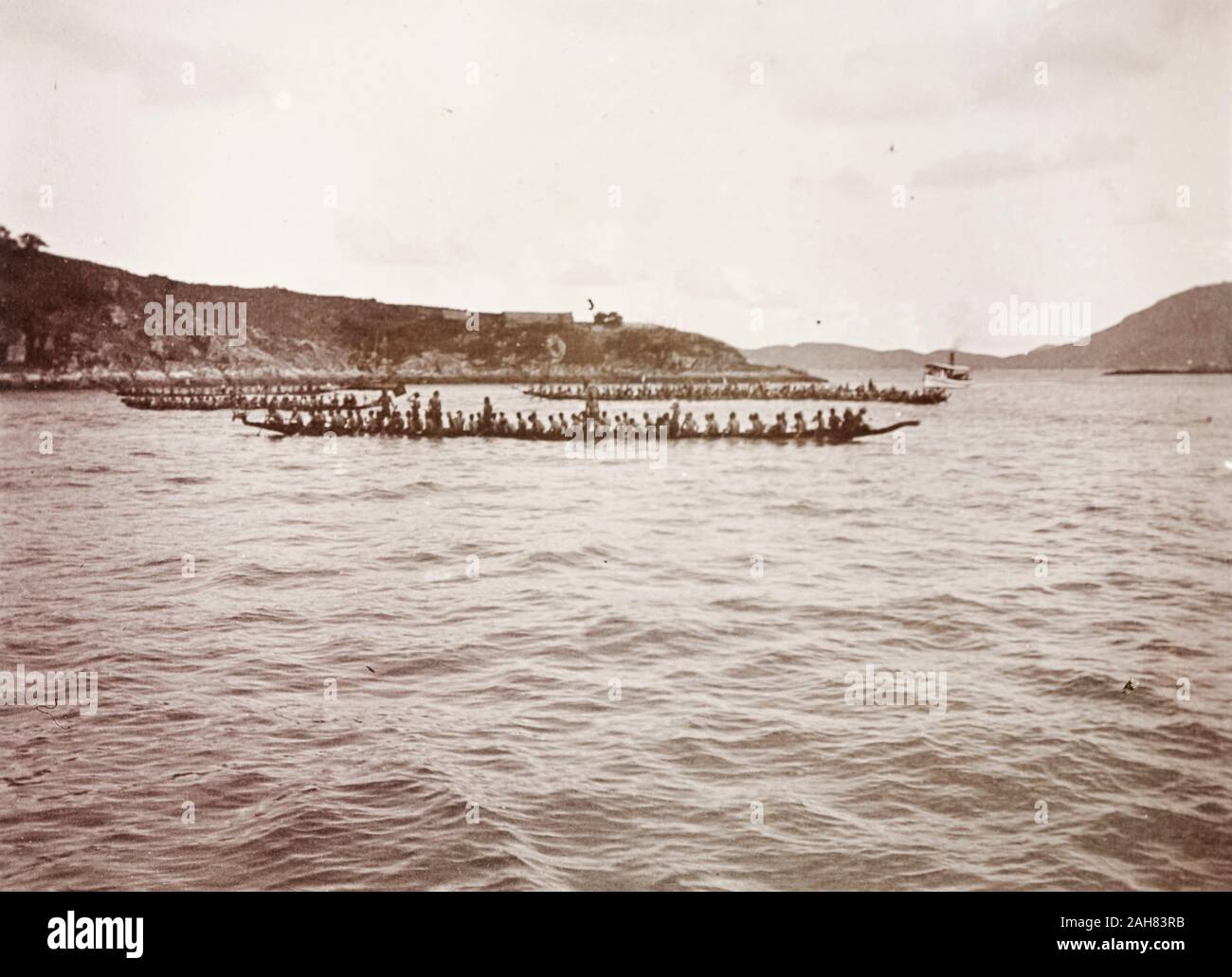 Hong KongChina, Teams von ruderern Rennen auf dem Li Fluß während festivites für die jährliche Chinese Dragon Boat Festival. Originalmanuskript Bildunterschrift: Drachenboot FestivalLong Boot besetzt von 50-100 Chinamen rennen während des Festivals. Dieses in Aberdeen, an der Südseite von Hong Kong, circa 1905. 1998/028/1/1/88. Stockfoto