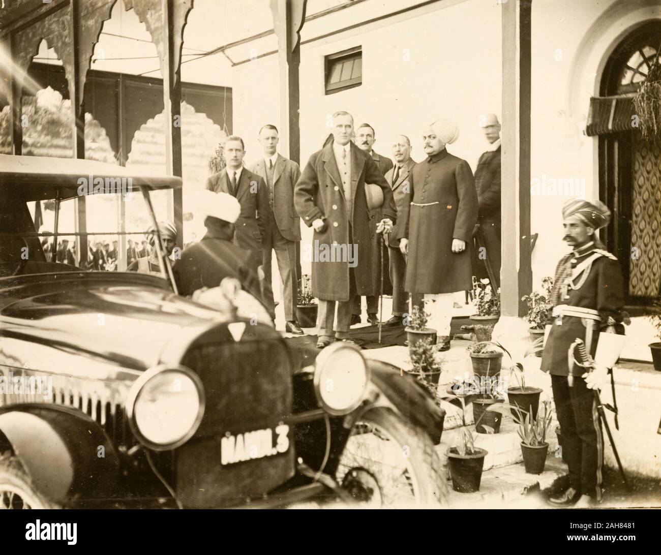 Indien, Sir Edward Maclagan, Vizegouverneur der Punjab (Mitte), steht auf einer Veranda in der Gesellschaft von mehreren britischen Beamten und Raja von suket. Winthrop's Tagebuch beschreibt den Besuch als bestehend aus einem investitur und Bankett. Originalmanuskript Bildunterschrift: SUKET 28/3 bis 1/4 1920 H.E.W. Parsons S.H. Französische Burlton Raja Sandford A.D.C. Suket, 28. März 1920 - 1. April 1920. 2001/243/1/1/3/43. Stockfoto